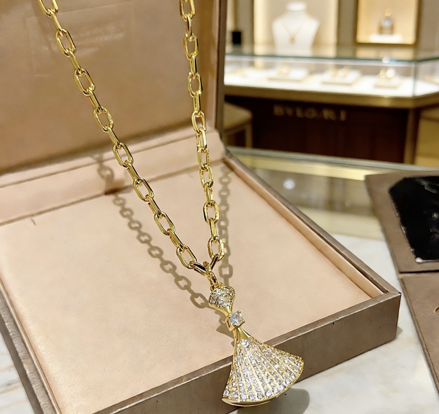 Bvlgari Divas Dream necklace 18K yellow gold with pave set clear diamonds 45cm