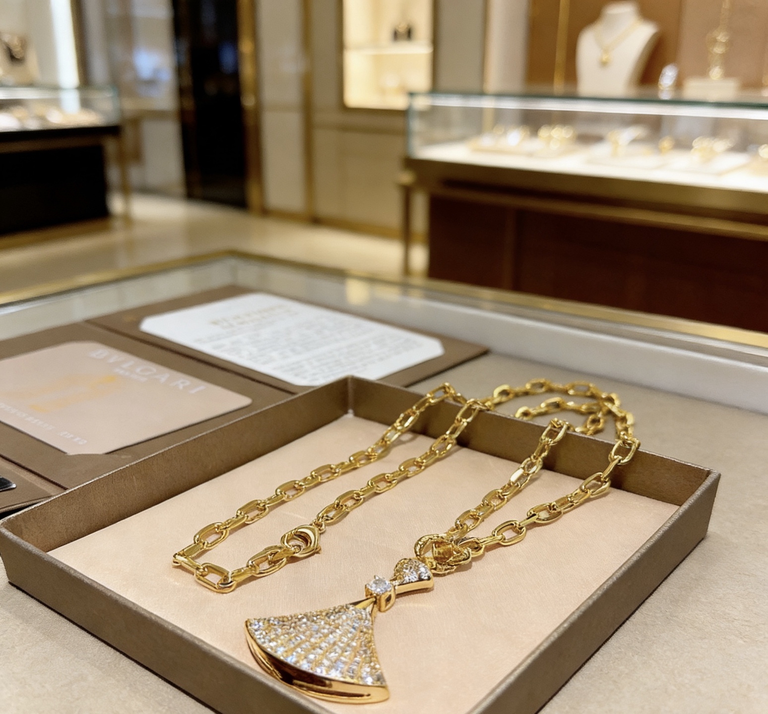 Bvlgari Divas Dream necklace 18K yellow gold with pave set clear diamonds 45cm