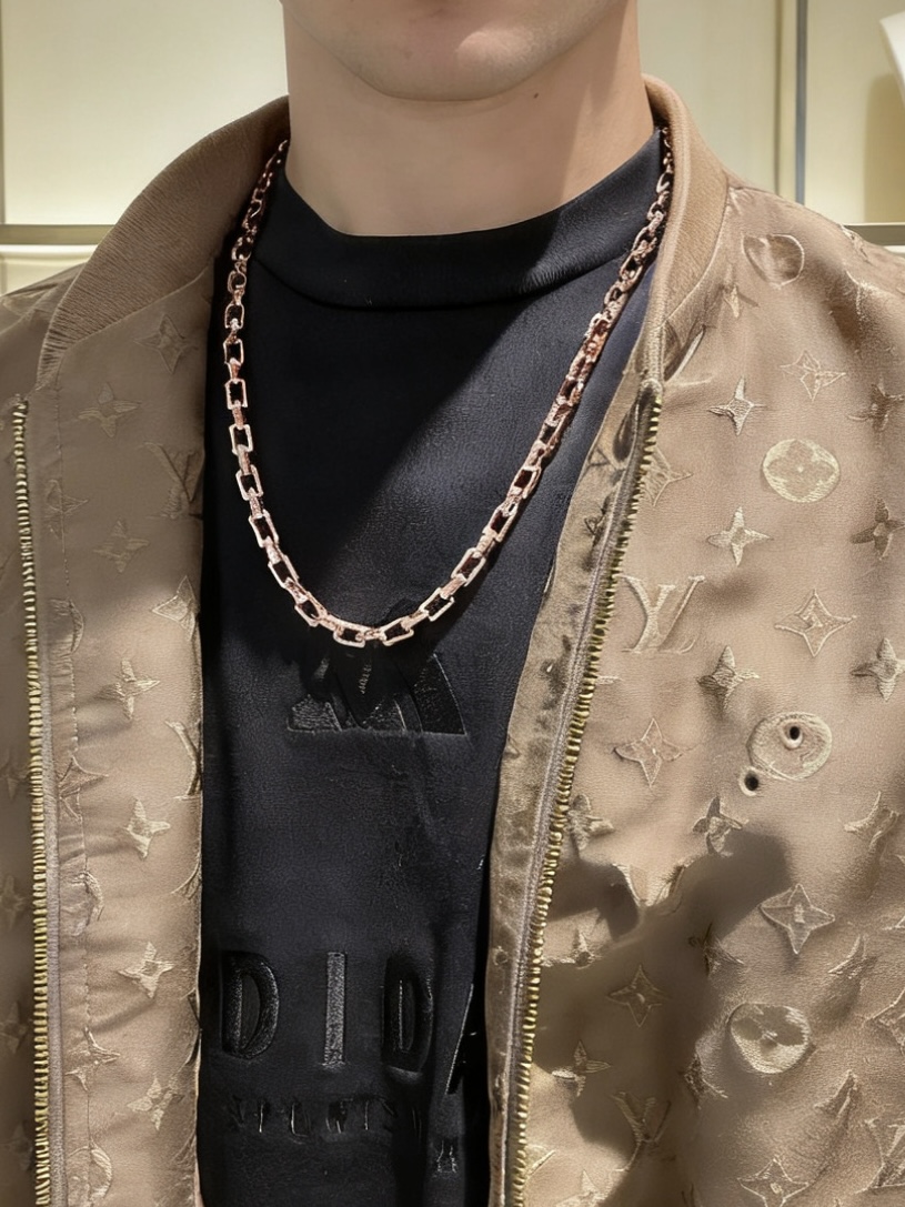 Bvlgari Bvlgari V necklace 18K rose gold with diamond accents 45cm