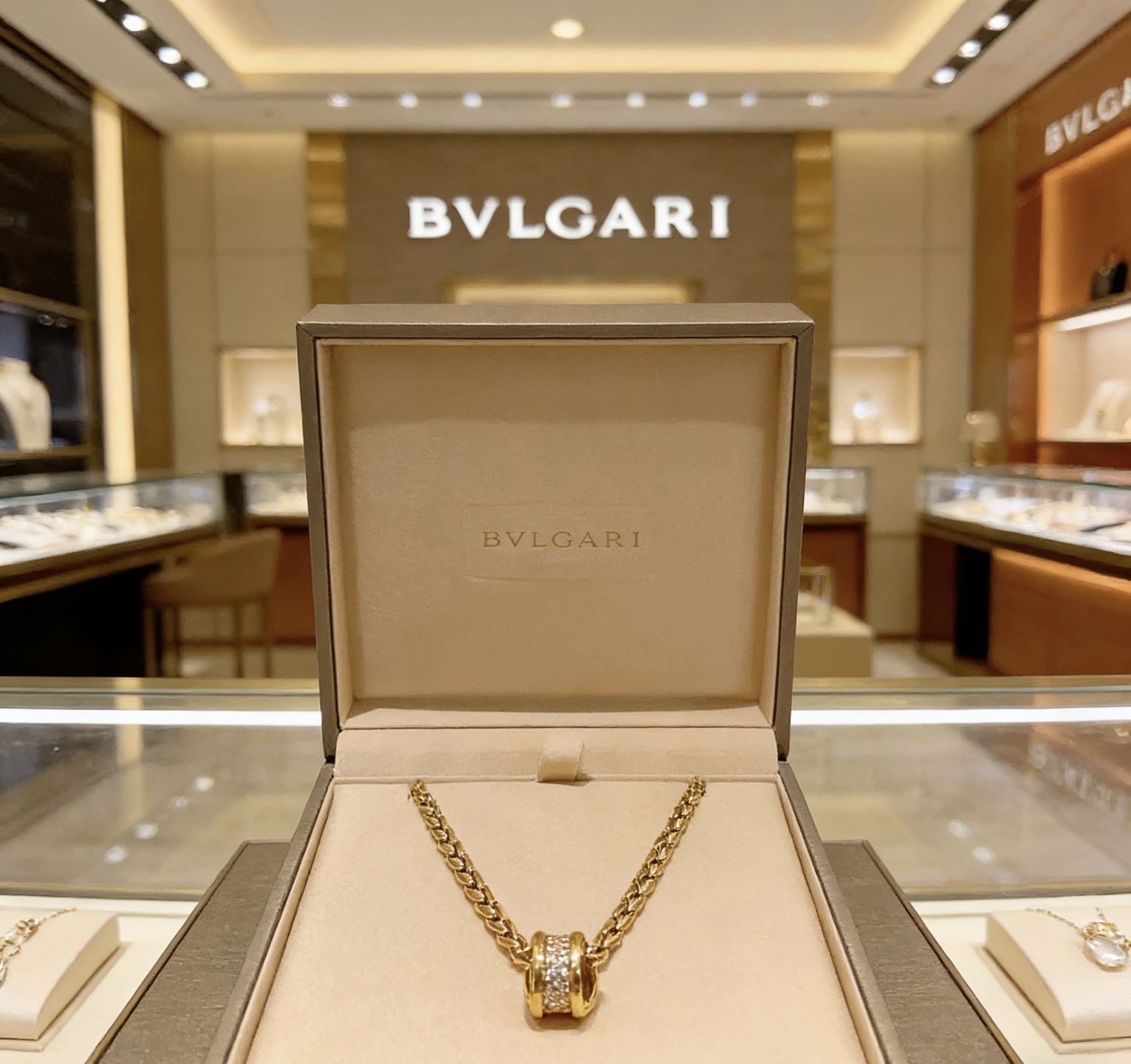 Bvlgari Bvlgari Bvlgari necklace 18k yellow gold with pave set clear diamonds 46cm