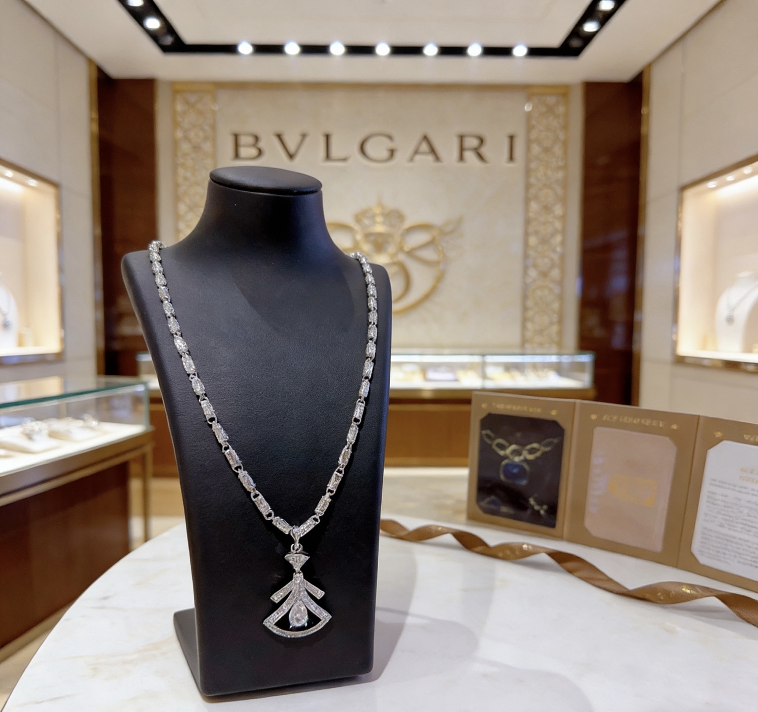 Bvlgari DIVAS DREAM necklace 18k white gold with clear diamonds 42cm