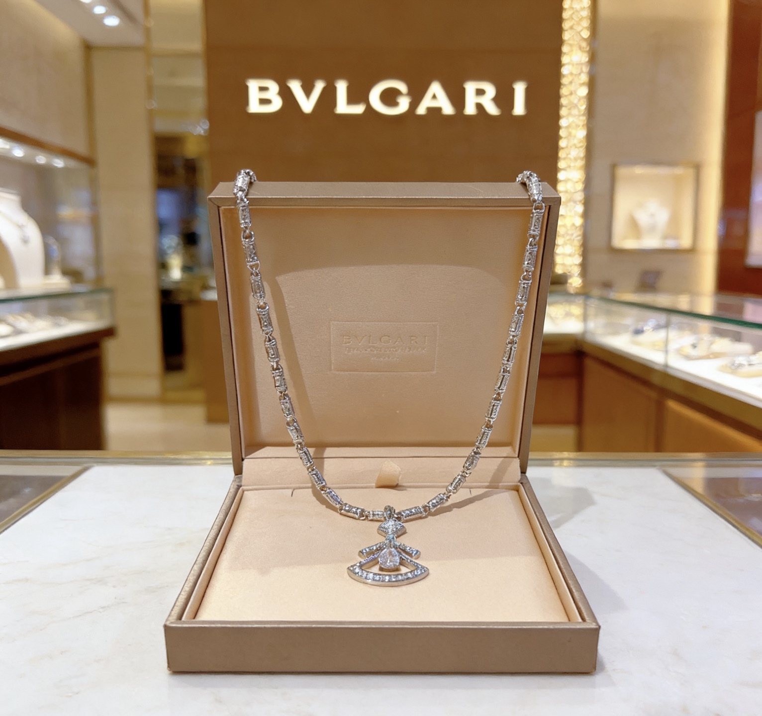 Bvlgari DIVAS DREAM necklace 18k white gold with clear diamonds 42cm