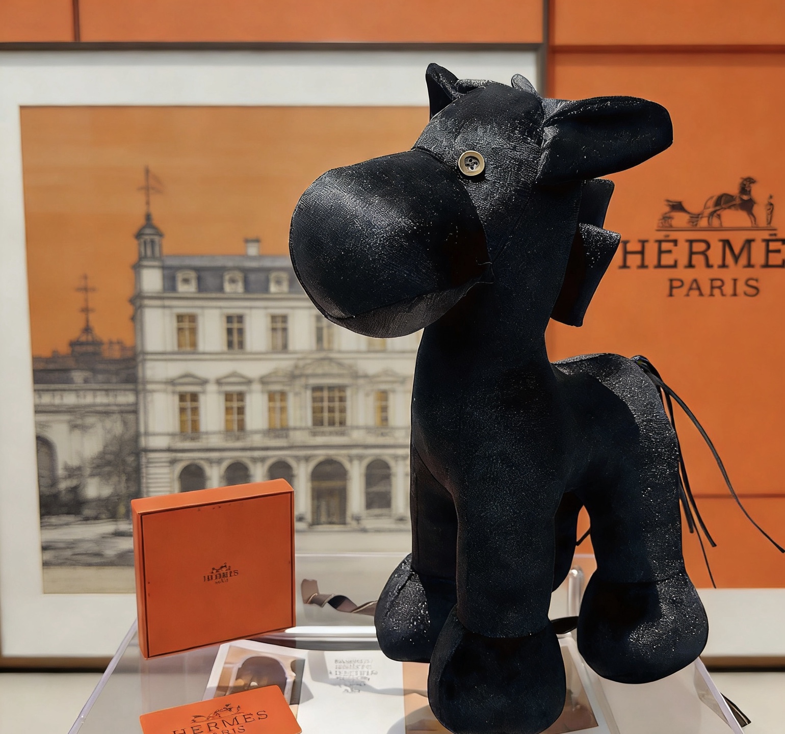 Spilla Hermes Hermy Plush Horse Tessuto nero con bottone color oro 35 cm