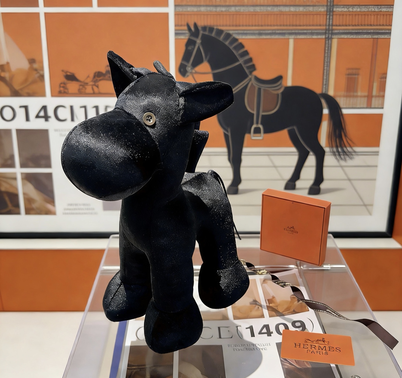 Spilla Hermes Hermy Plush Horse Tessuto nero con bottone color oro 35 cm