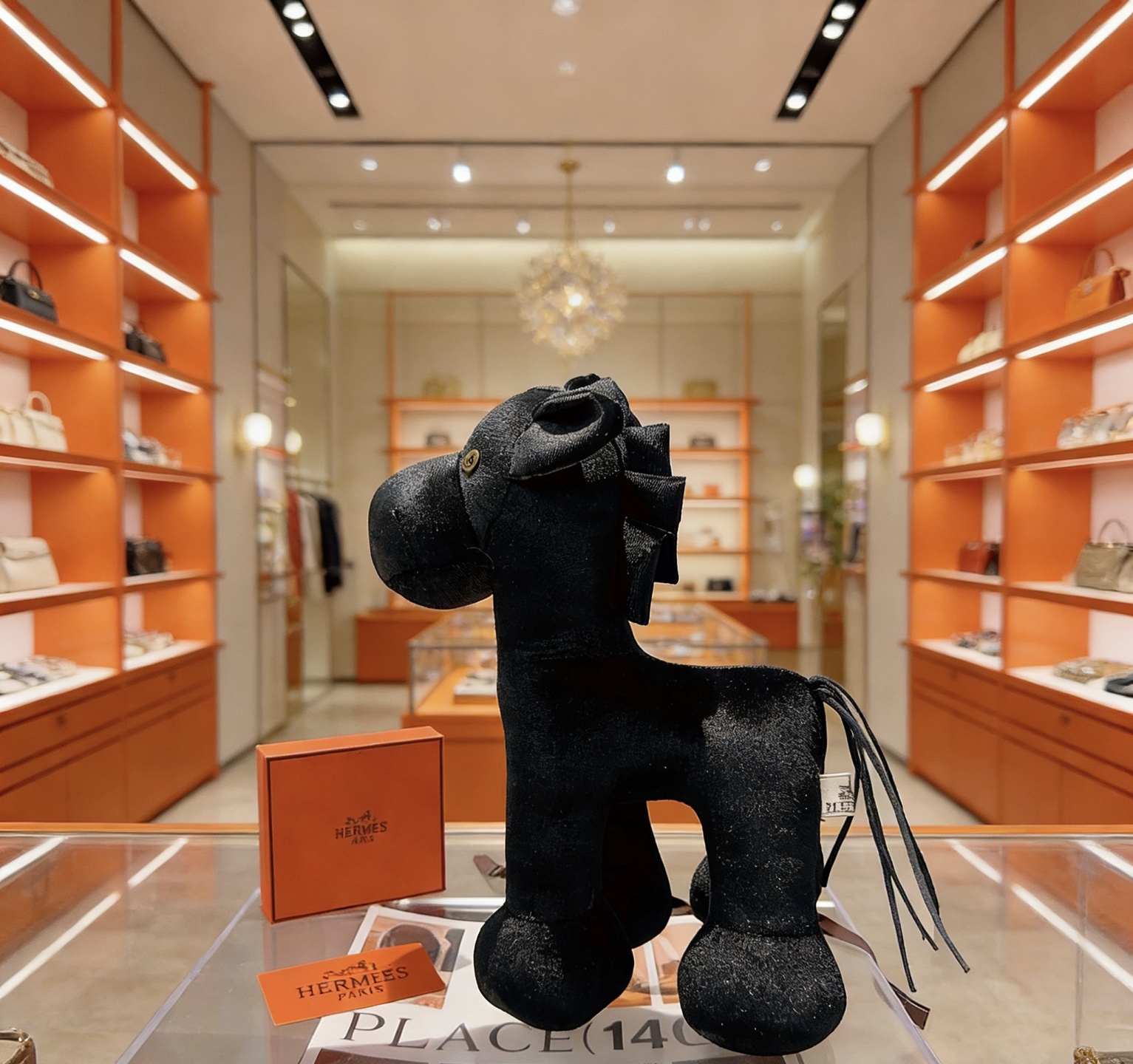 Spilla Hermes Hermy Plush Horse Tessuto nero con bottone color oro 35 cm