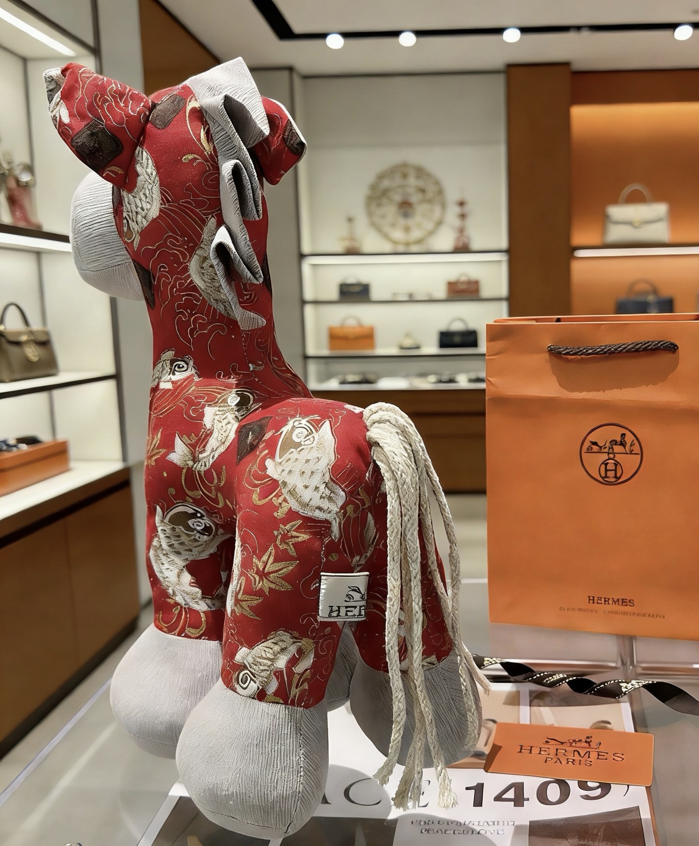 Spilla Hermes Hermy Horse in peluche Tessuto rosso con accenti in tessuto grigio stampa oro e pesce koi bianco 35 cm