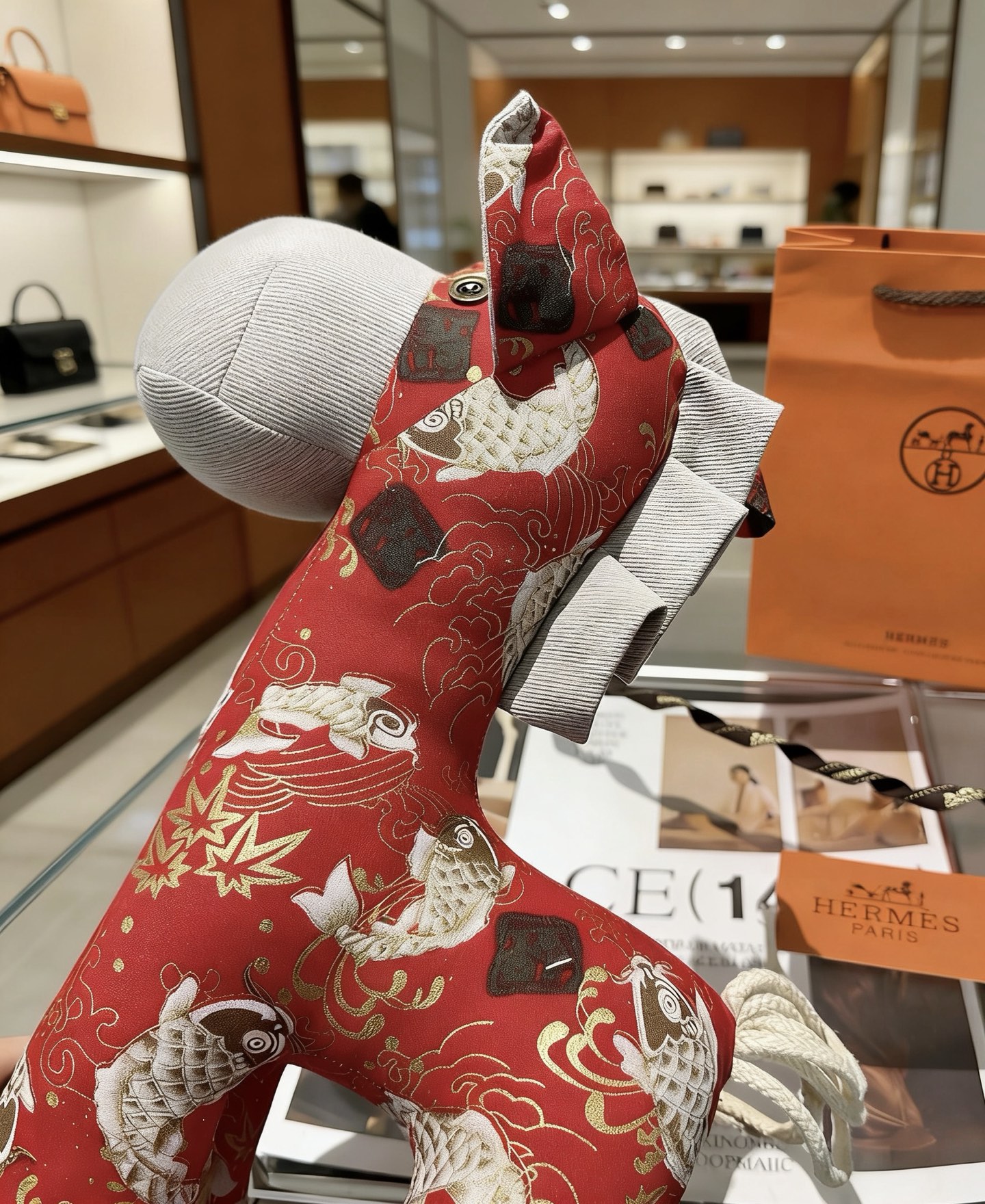 Spilla Hermes Hermy Horse in peluche Tessuto rosso con accenti in tessuto grigio stampa oro e pesce koi bianco 35 cm