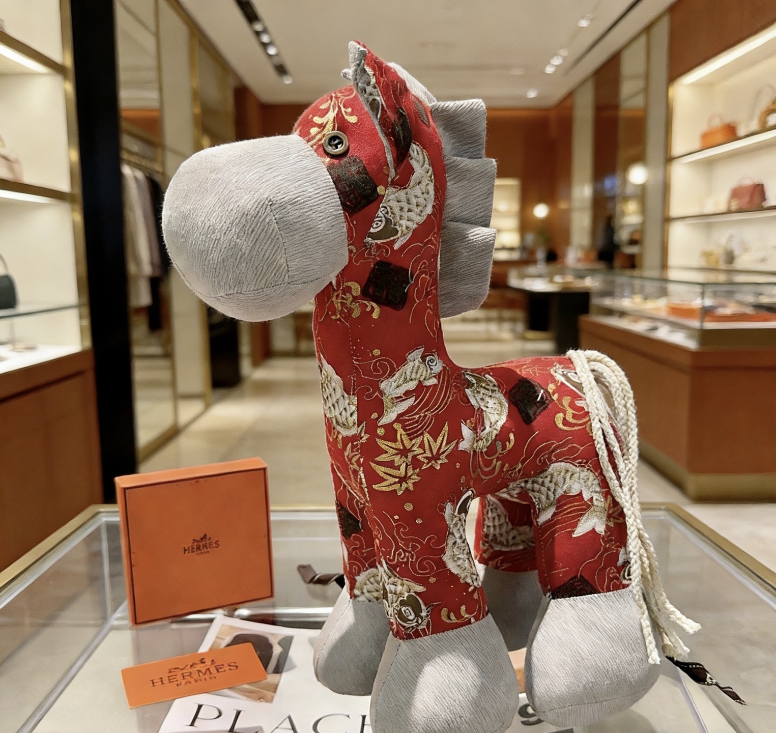 Spilla Hermes Hermy Horse in peluche Tessuto rosso con accenti in tessuto grigio stampa oro e pesce koi bianco 35 cm