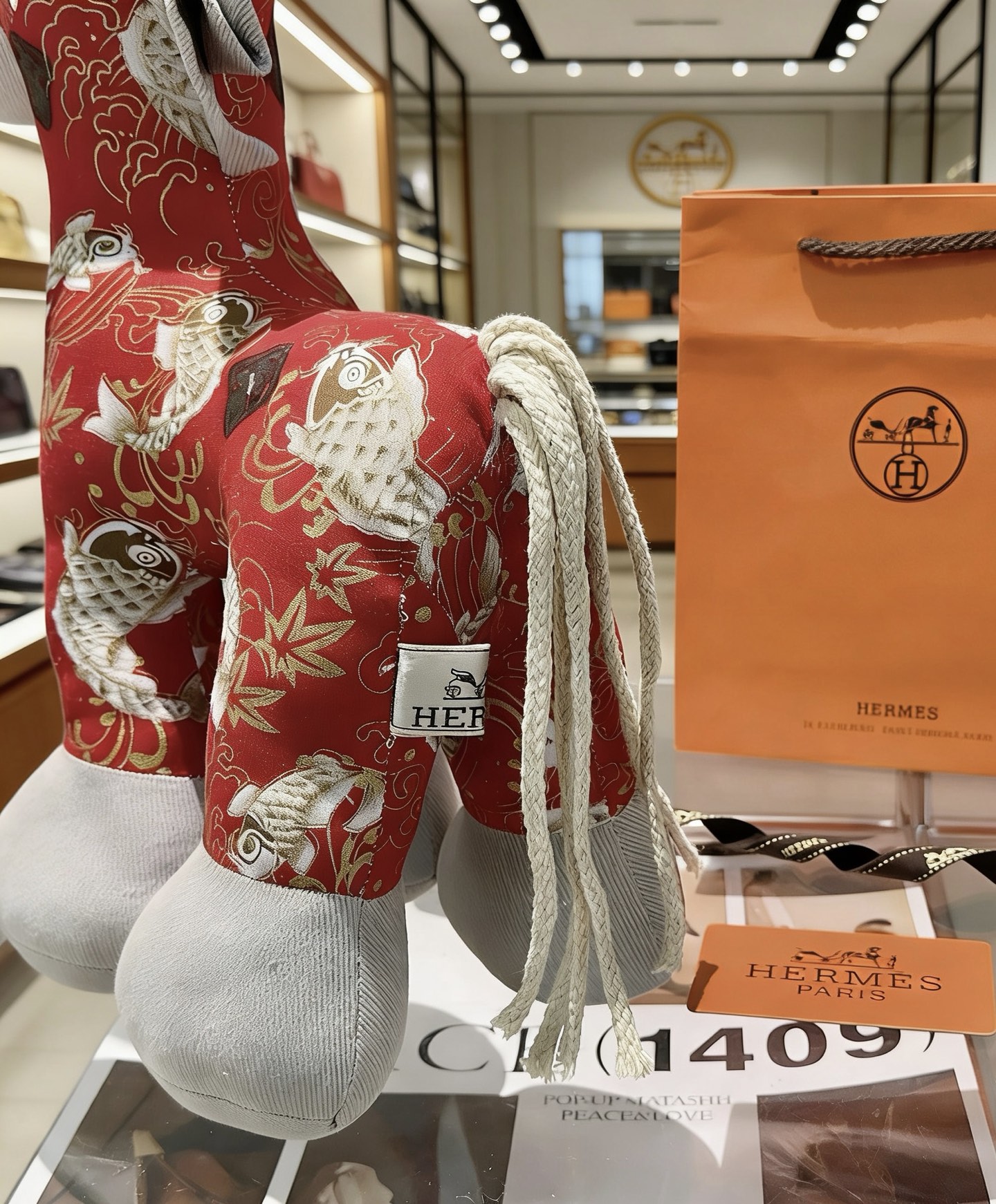 Spilla Hermes Hermy Horse in peluche Tessuto rosso con accenti in tessuto grigio stampa oro e pesce koi bianco 35 cm