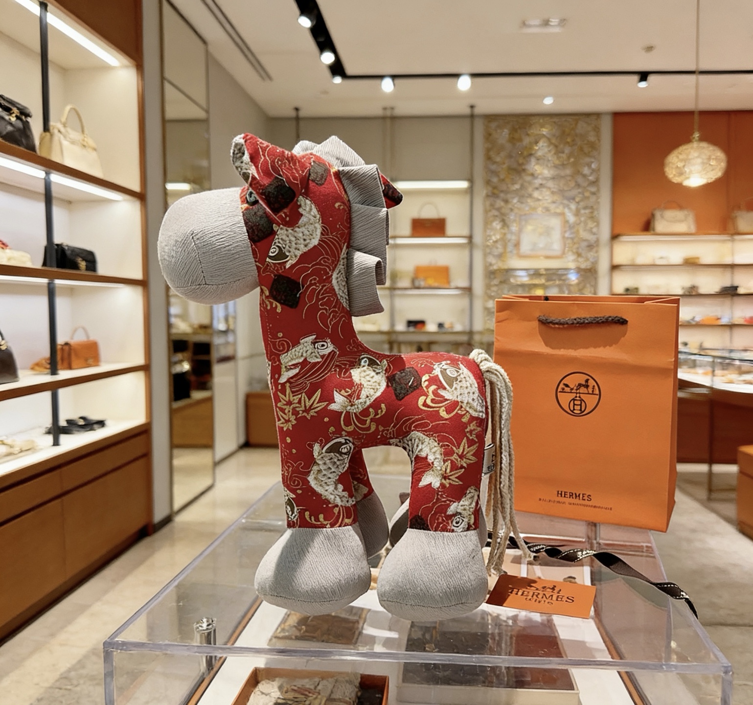 Spilla Hermes Hermy Horse in peluche Tessuto rosso con accenti in tessuto grigio stampa oro e pesce koi bianco 35 cm