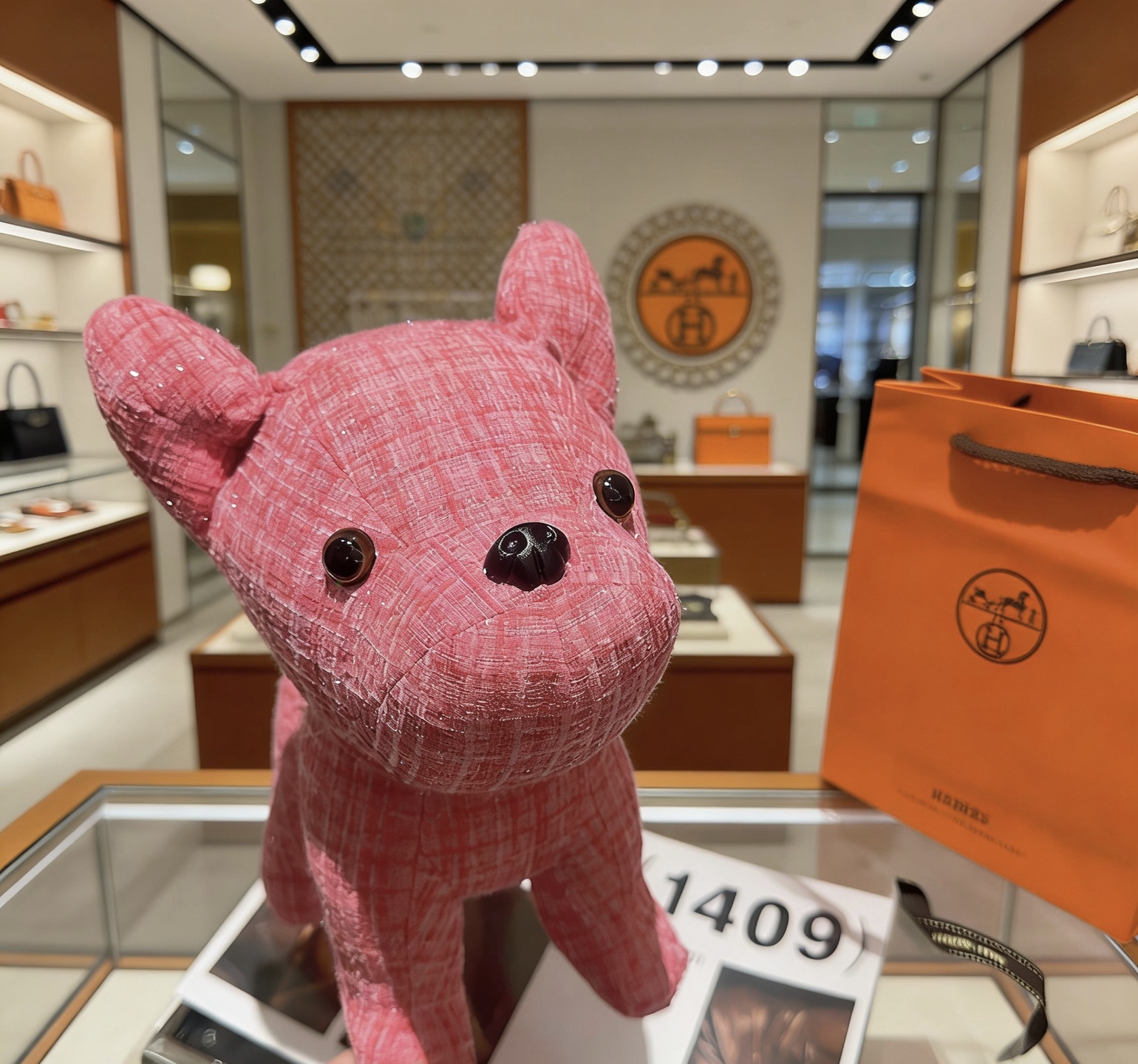 Spilla Hermes Plush Bulldog Decor Tessuto tweed rosa con accenti in plastica nera 28 cm