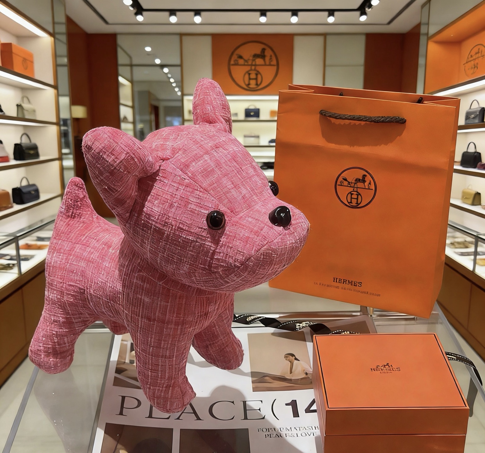 Spilla Hermes Plush Bulldog Decor Tessuto tweed rosa con accenti in plastica nera 28 cm