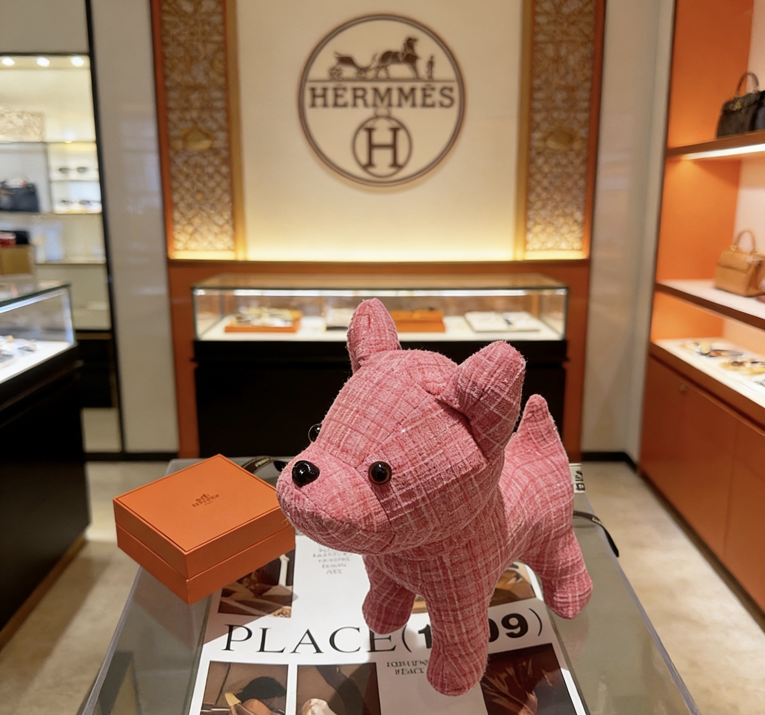 Spilla Hermes Plush Bulldog Decor Tessuto tweed rosa con accenti in plastica nera 28 cm