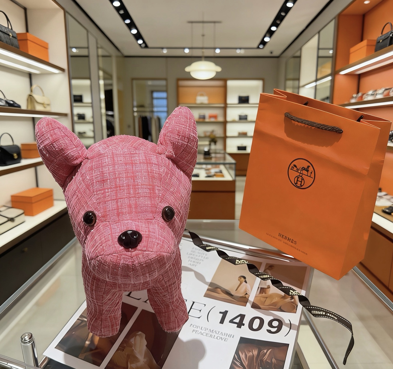 Spilla Hermes Plush Bulldog Decor Tessuto tweed rosa con accenti in plastica nera 28 cm