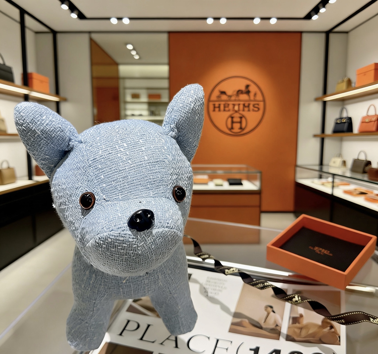 Broche peluche Hermes Buldog en tissu bleu clair avec yeux en plastique noir et marron 28cm