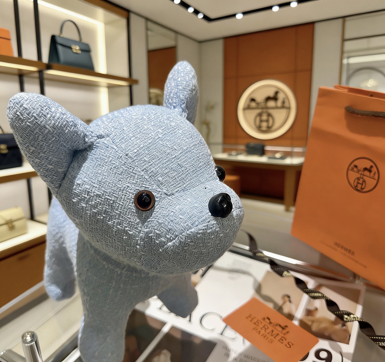 Broche peluche Hermes Buldog en tissu bleu clair avec yeux en plastique noir et marron 28cm