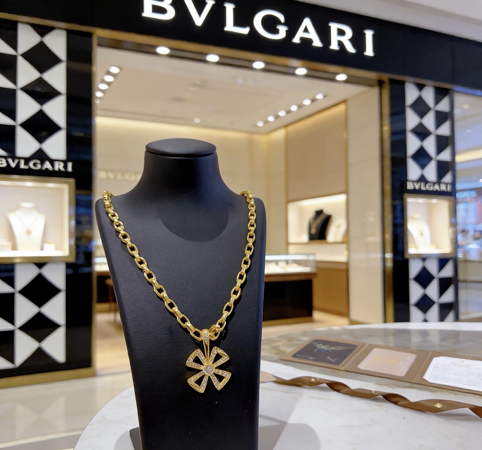 Bvlgari DIVAS DREAM necklace Yellow gold with diamond accents 60cm