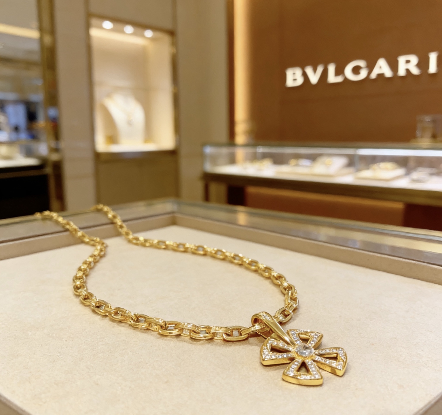 Bvlgari DIVAS DREAM necklace Yellow gold with diamond accents 60cm