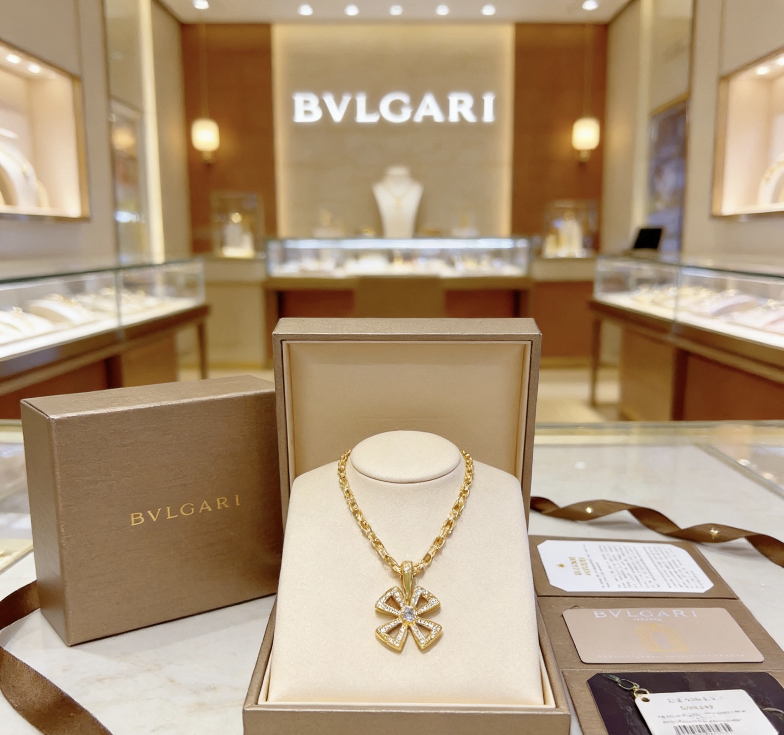 Bvlgari DIVAS DREAM necklace Yellow gold with diamond accents 60cm