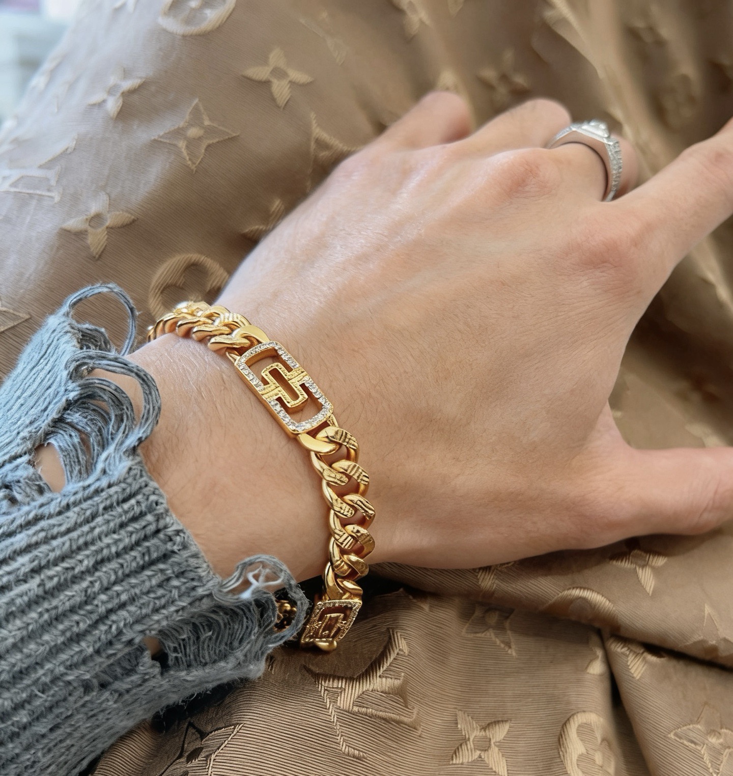 Bvlgari Bvlgari V bracelet 18k yellow gold with clear diamond accents 20