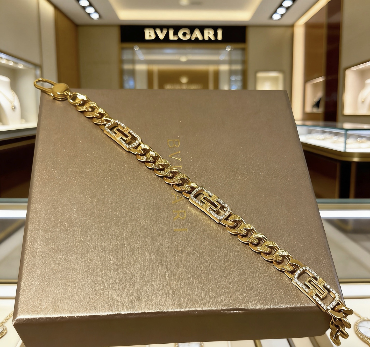 Bvlgari Bvlgari V bracelet 18k yellow gold with clear diamond accents 20