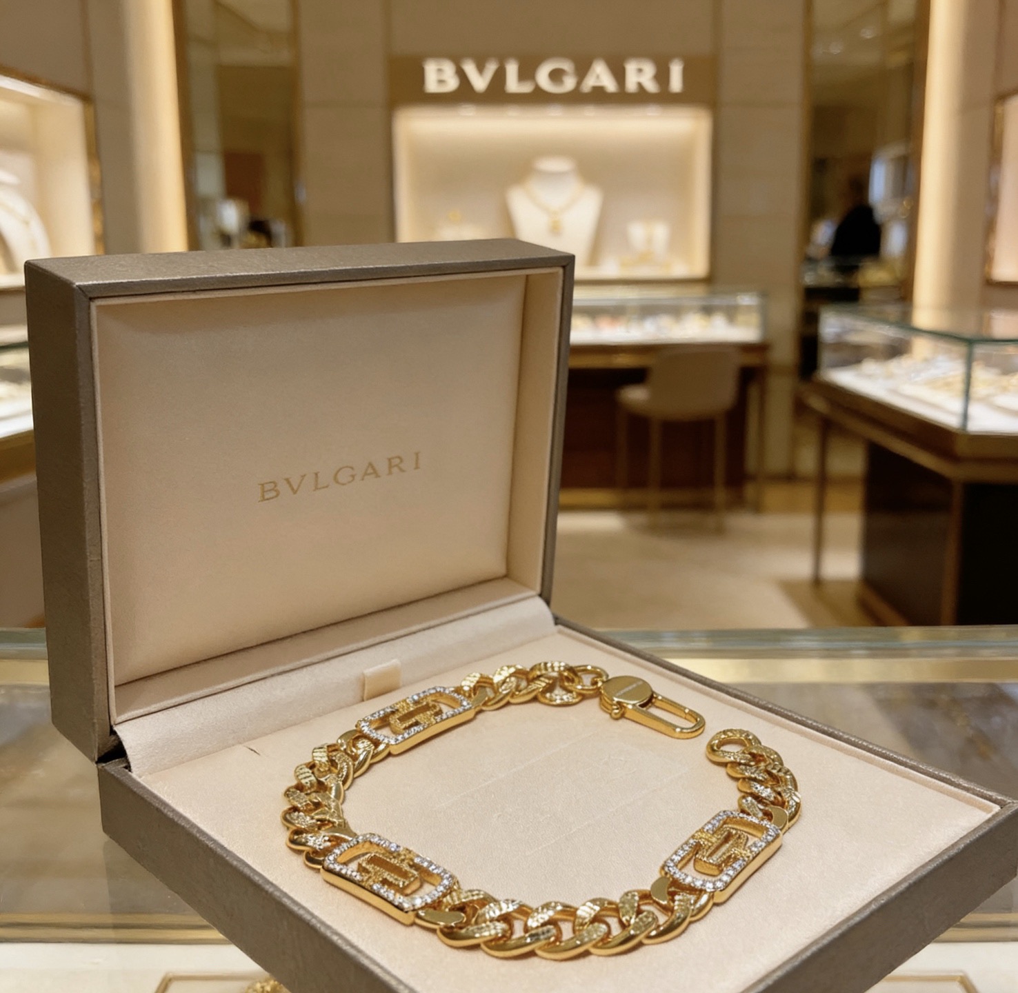 Bvlgari Bvlgari V bracelet 18k yellow gold with clear diamond accents 20