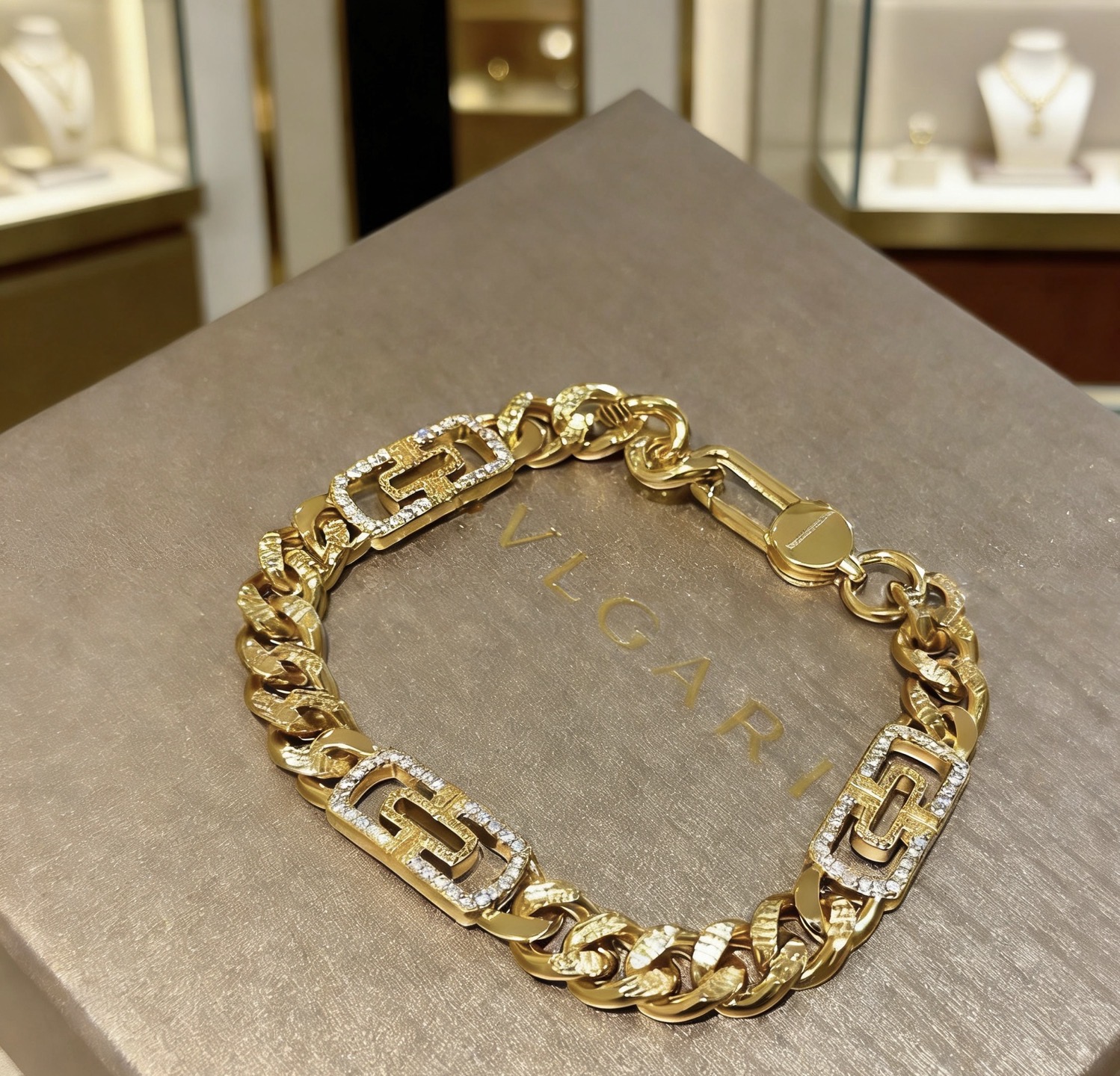 Bvlgari Bvlgari V bracelet 18k yellow gold with clear diamond accents 20