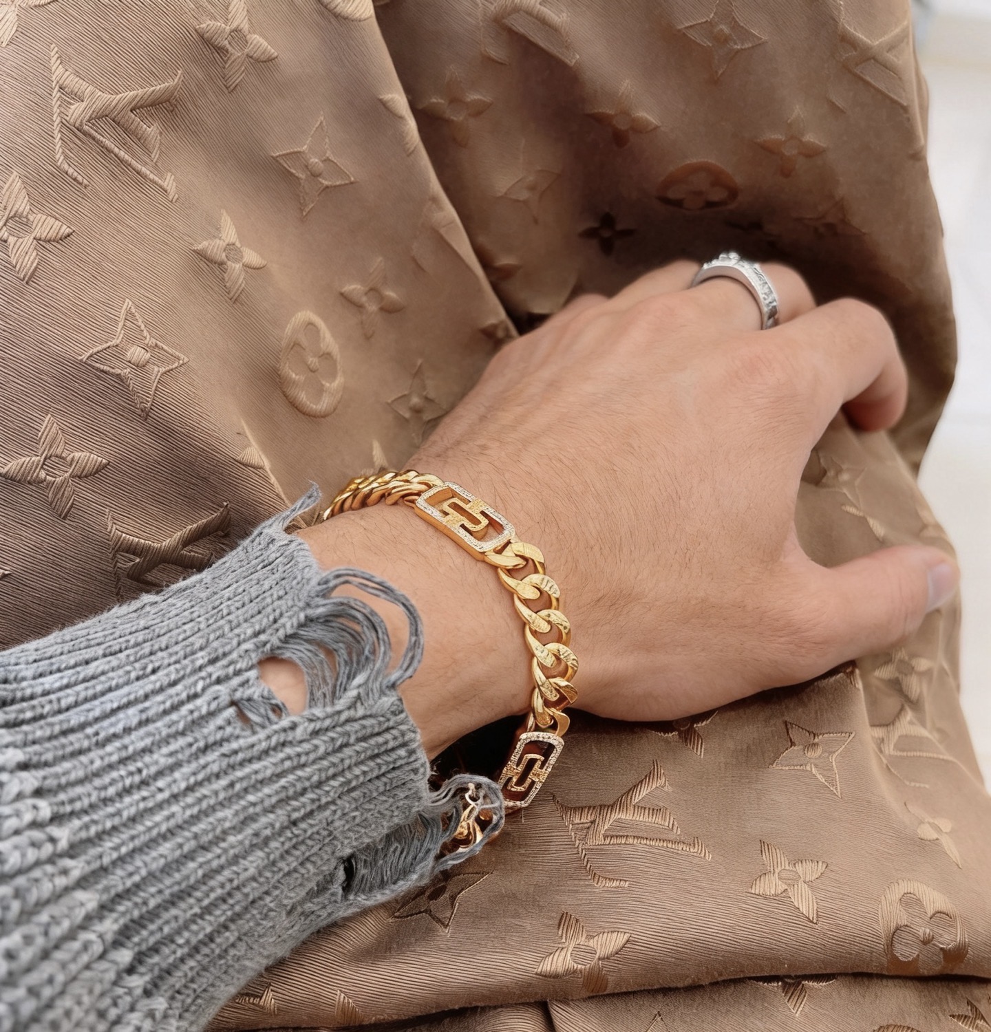 Bvlgari Bvlgari V bracelet 18k yellow gold with clear diamond accents 20