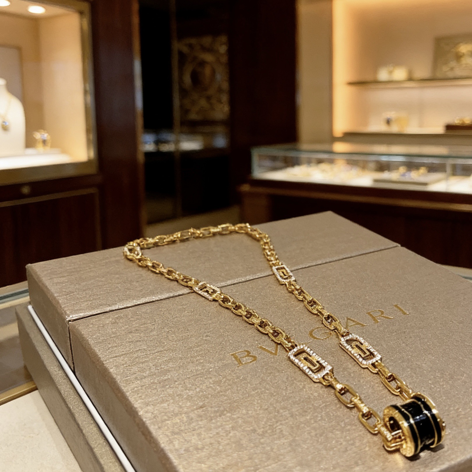 Bvlgari B zero1 necklace Yellow gold with black ceramic and clear diamond accents 60cm