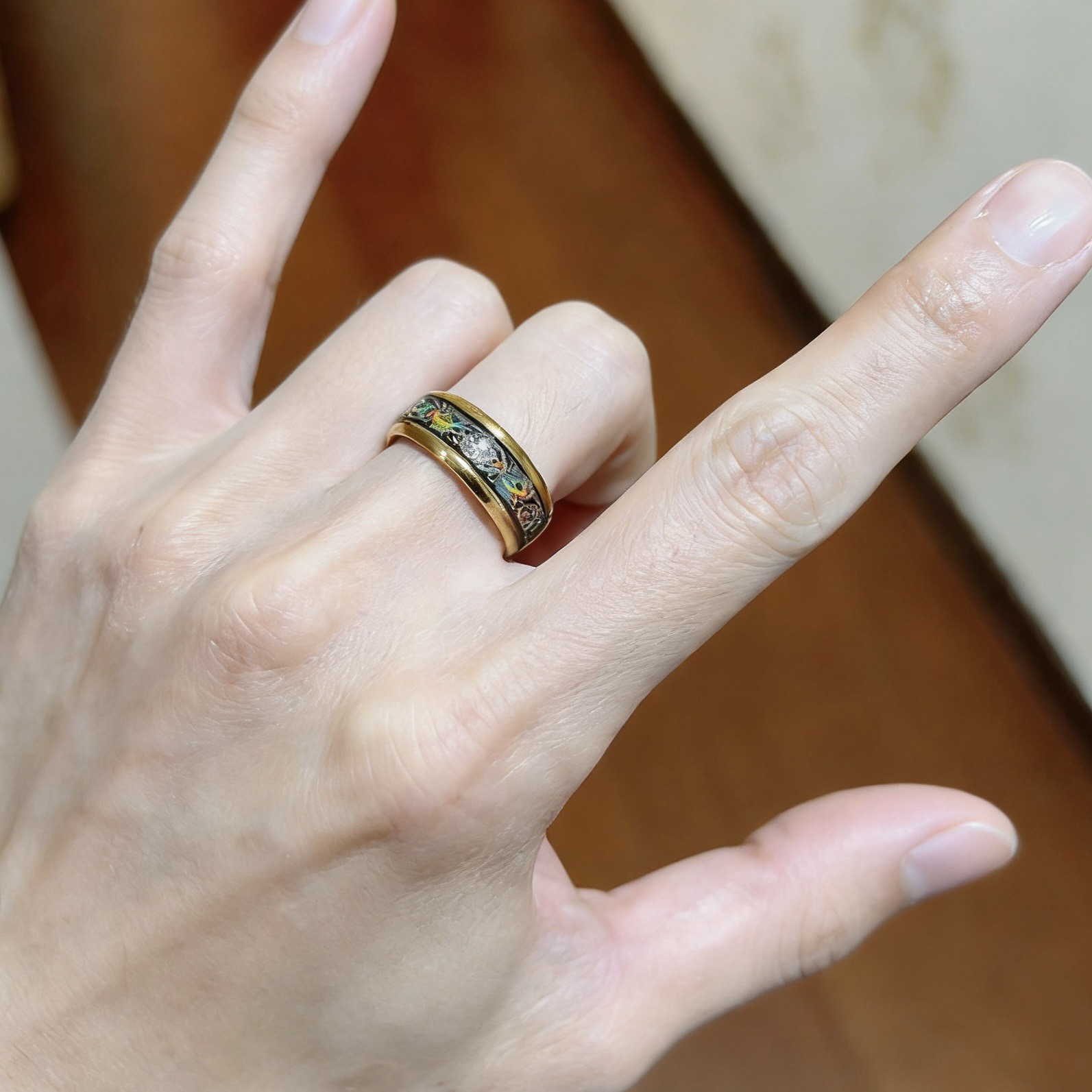 Bvlgari DIVAS DREAM ring yellow gold with black enamel and iridescent mother-of-pearl inlay 10