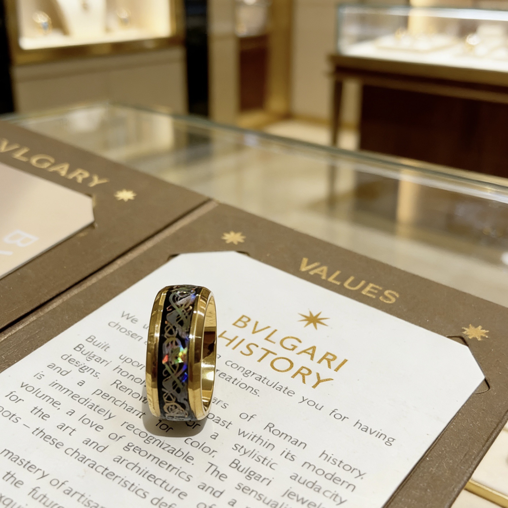 Bvlgari DIVAS DREAM ring yellow gold with black enamel and iridescent mother-of-pearl inlay 10