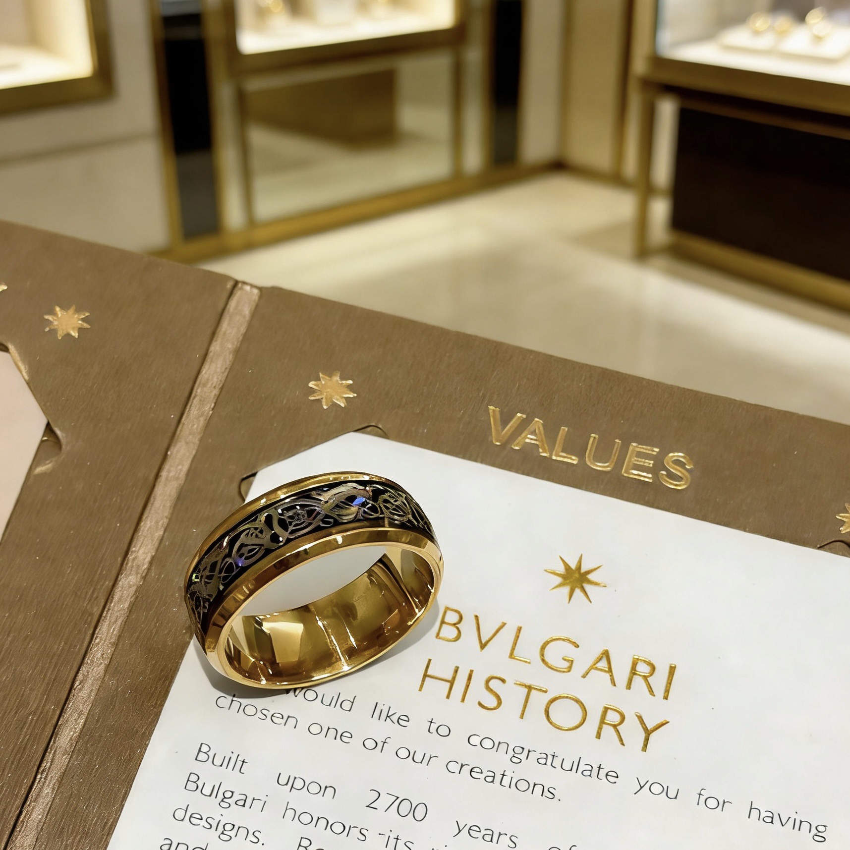 Bvlgari DIVAS DREAM ring yellow gold with black enamel and iridescent mother-of-pearl inlay 10