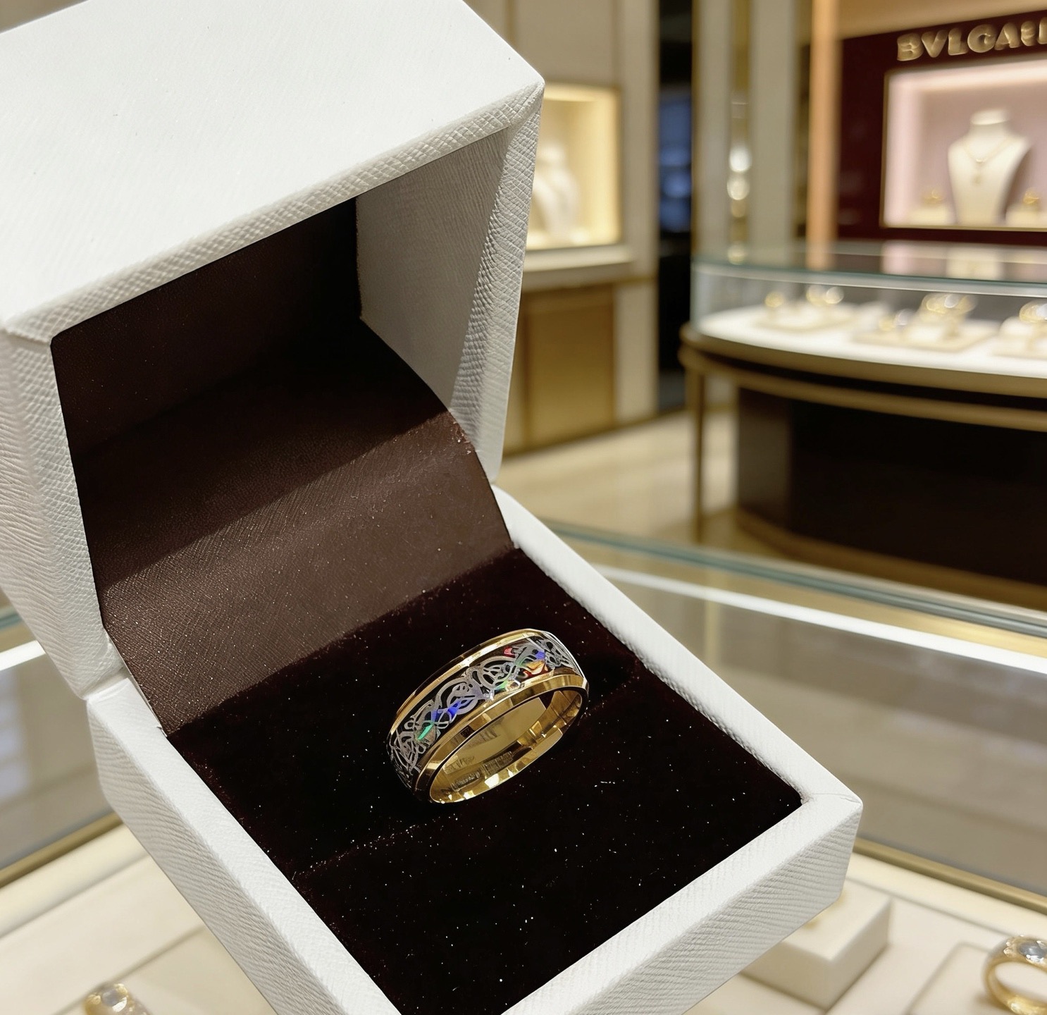 Bvlgari DIVAS DREAM ring yellow gold with black enamel and iridescent mother-of-pearl inlay 10