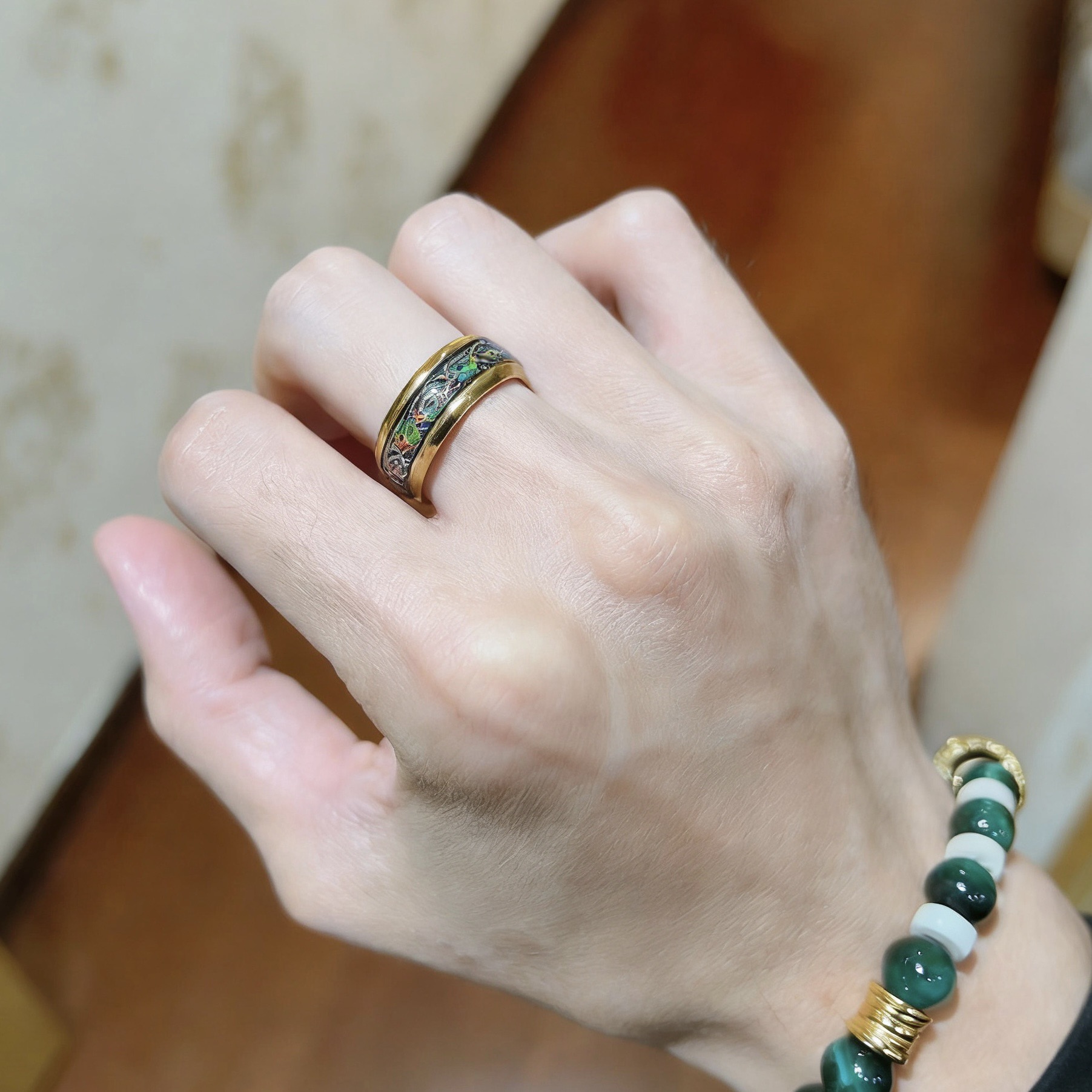 Bvlgari DIVAS DREAM ring yellow gold with black enamel and iridescent mother-of-pearl inlay 10