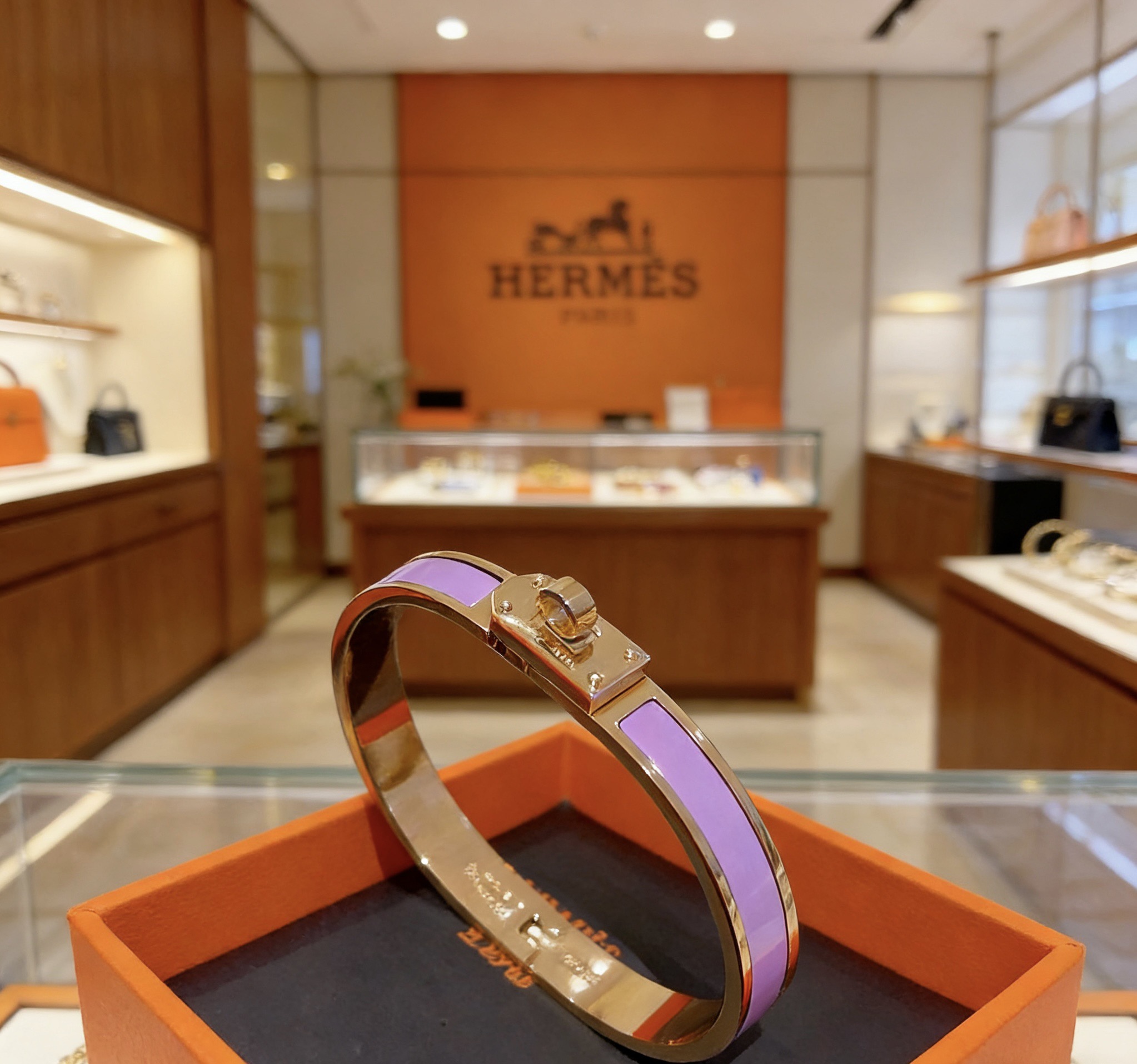 Bracciale Hermes Kelly in metallo oro rosa con smalto viola lavanda 17 cm