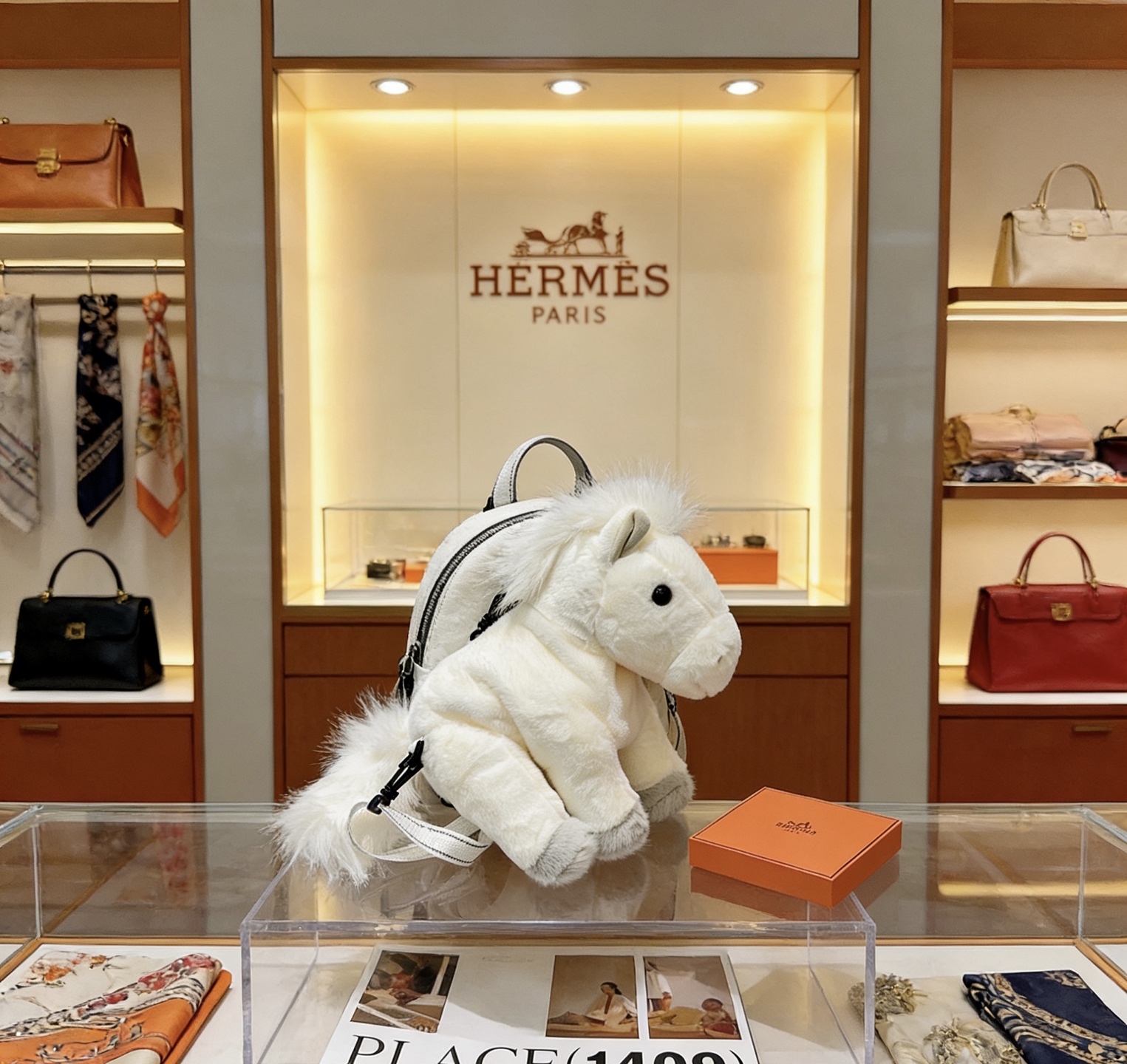 Borsa zaino Hermes Hermy Plush Pony Peluche bianco con accenti grigio chiaro hardware nero cinghie con cuciture a contrasto bianche 45 cm