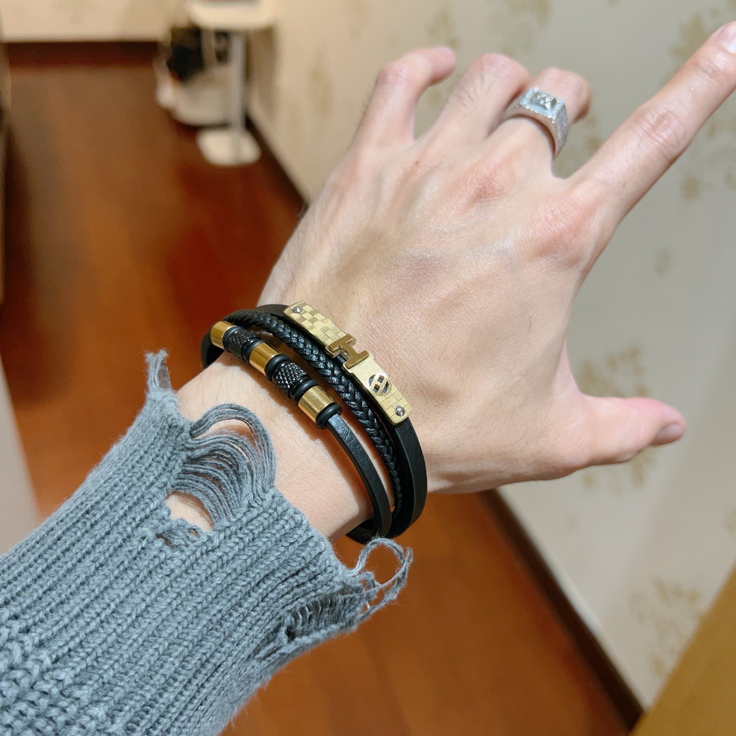 Bracciale Hermes New H in pelle nera hardware in metallo color oro 19 cm