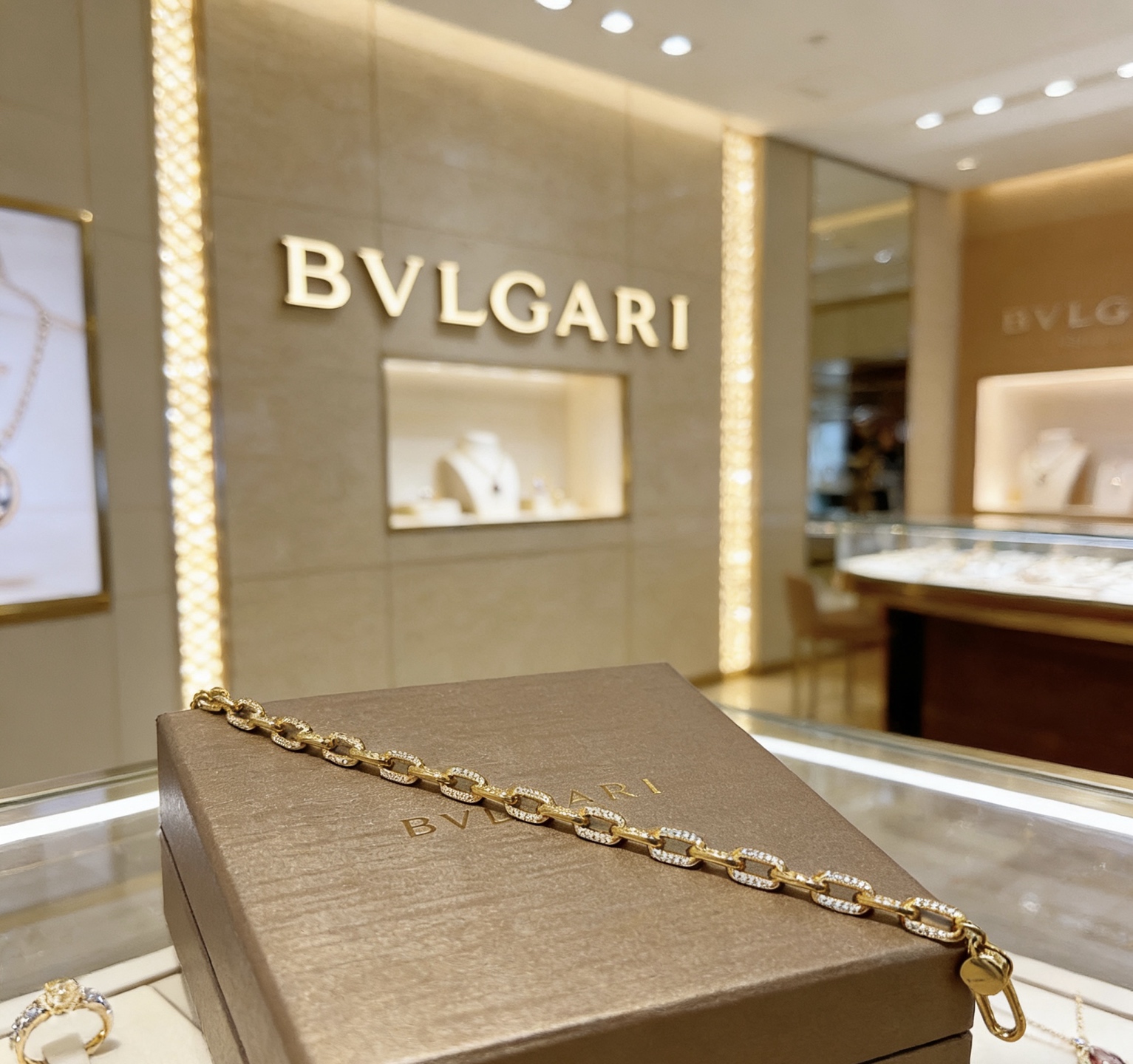 Bvlgari DIVAS DREAM bracelet 18k yellow gold with pave diamonds 18