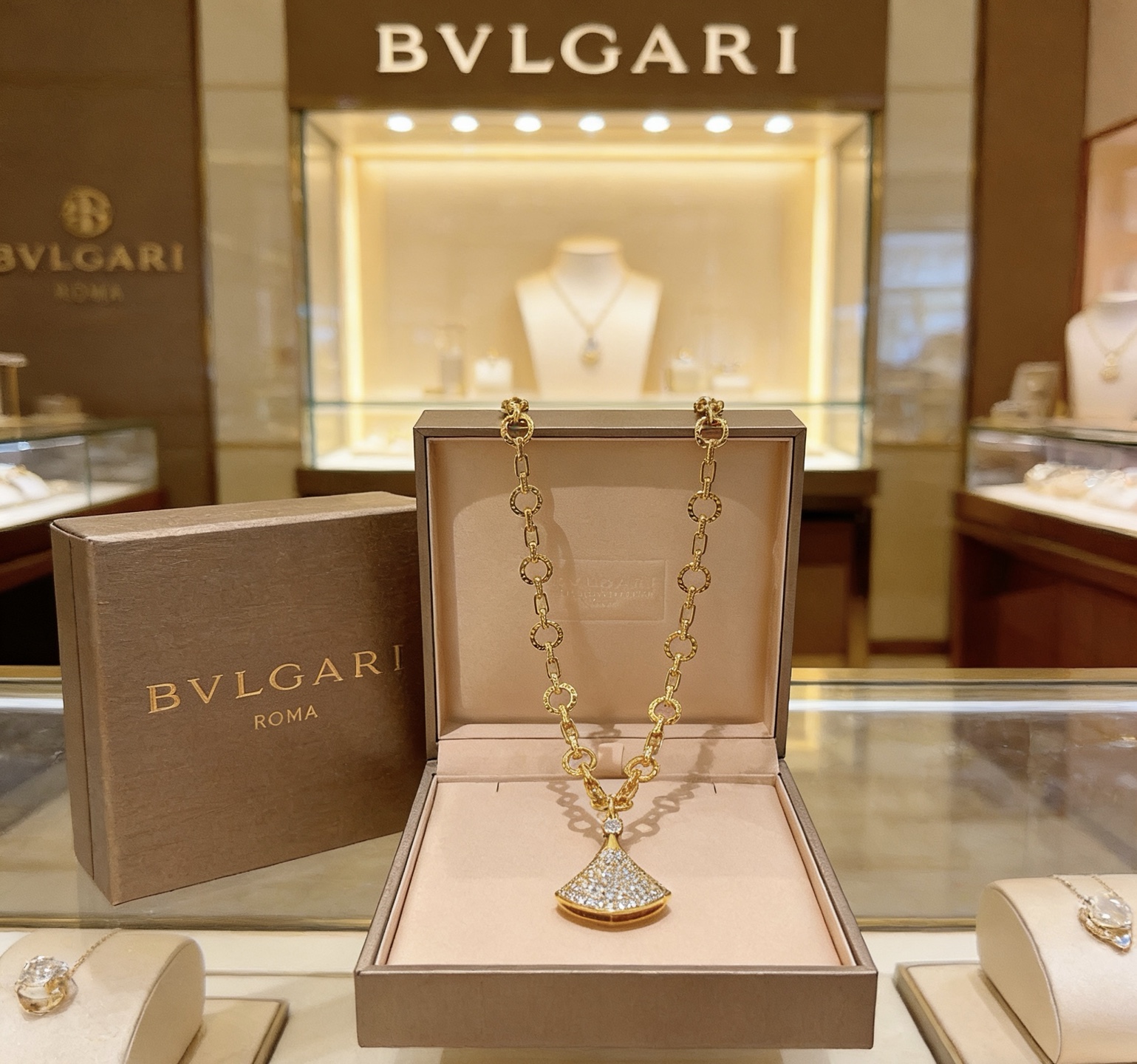Bvlgari Divas Dream necklace 18K yellow gold with pave clear diamonds 50cm
