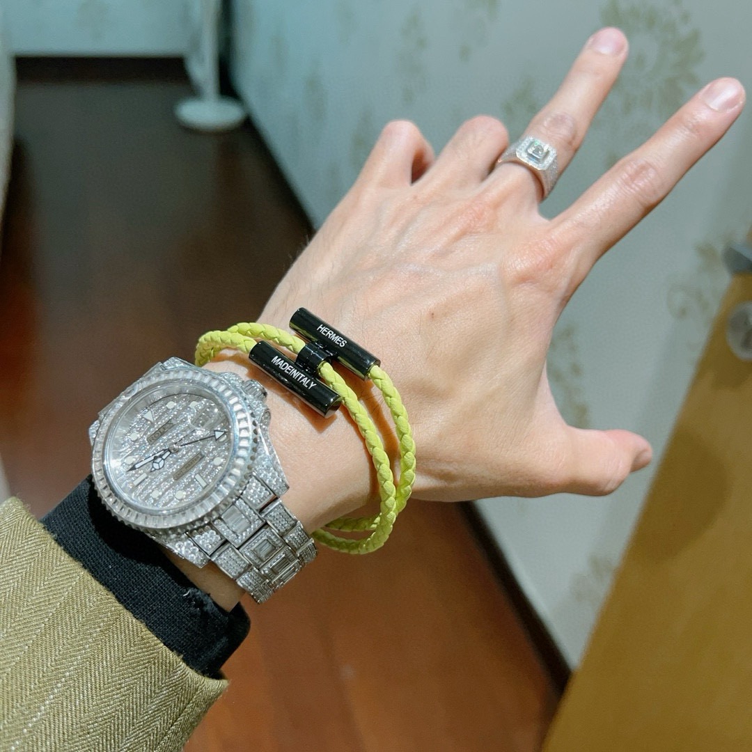 Bracciale Hermes Tournis Tresse Pelle intrecciata giallo lime con hardware in metallo laccato nero 17 cm
