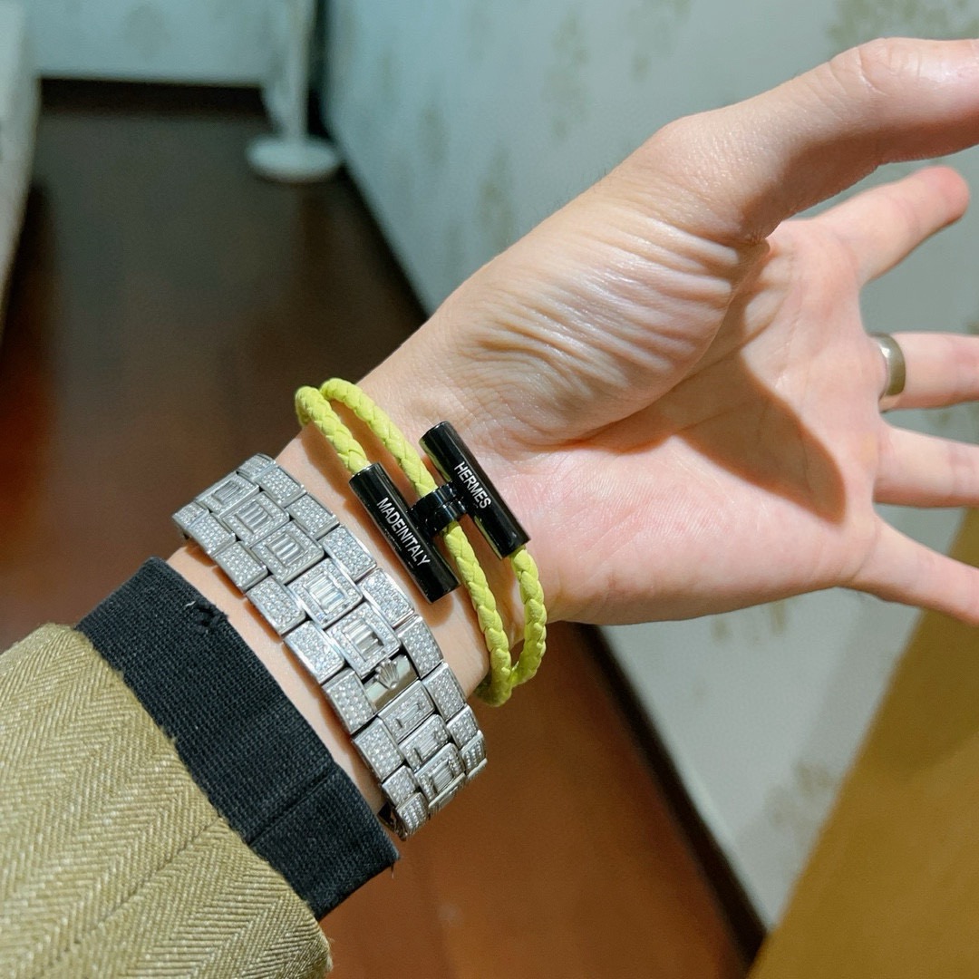 Bracciale Hermes Tournis Tresse Pelle intrecciata giallo lime con hardware in metallo laccato nero 17 cm