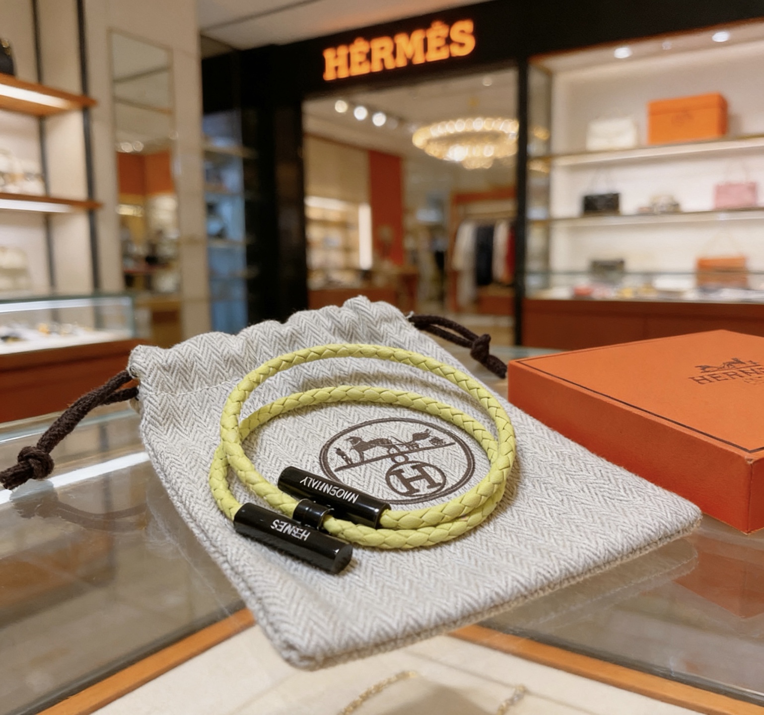 Bracciale Hermes Tournis Tresse Pelle intrecciata giallo lime con hardware in metallo laccato nero 17 cm