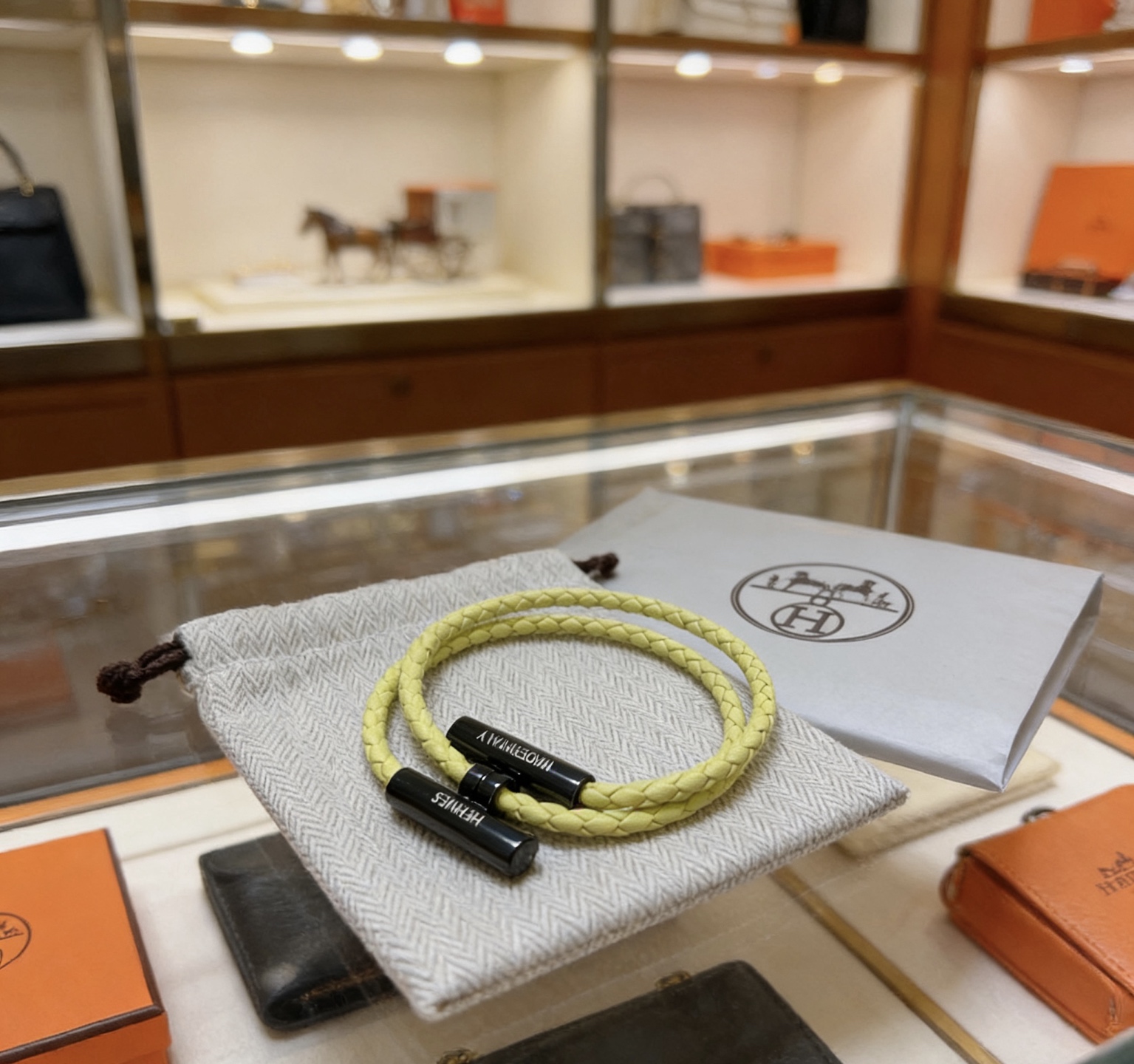 Bracciale Hermes Tournis Tresse Pelle intrecciata giallo lime con hardware in metallo laccato nero 17 cm