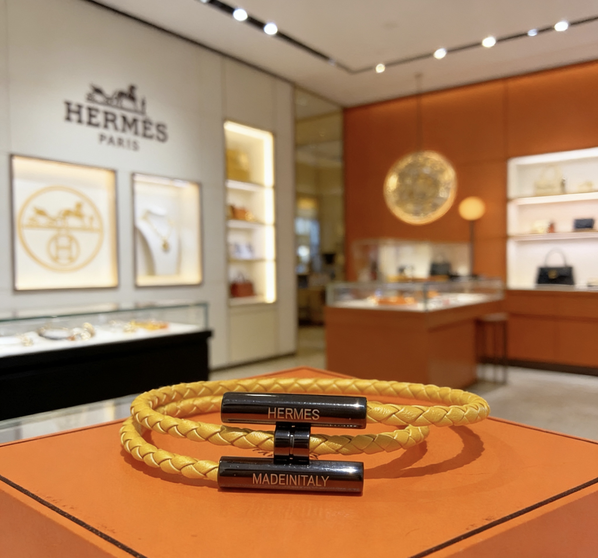 Bracciale Hermes Tournis Tresse Pelle intrecciata gialla con hardware nero 19 cm