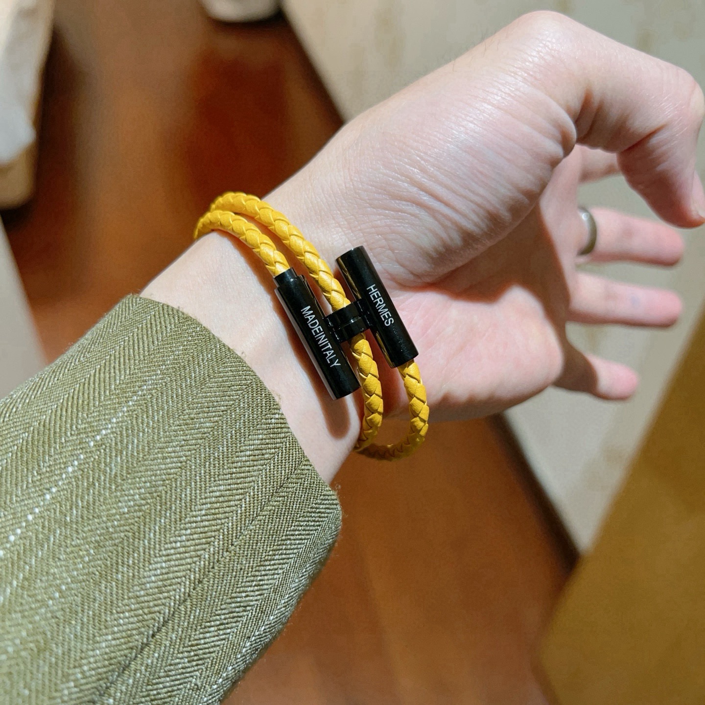 Bracciale Hermes Tournis Tresse Pelle intrecciata gialla con hardware nero 19 cm