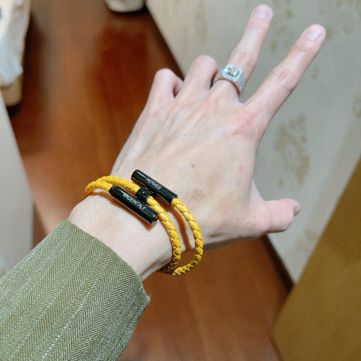 Bracciale Hermes Tournis Tresse Pelle intrecciata gialla con hardware nero 19 cm