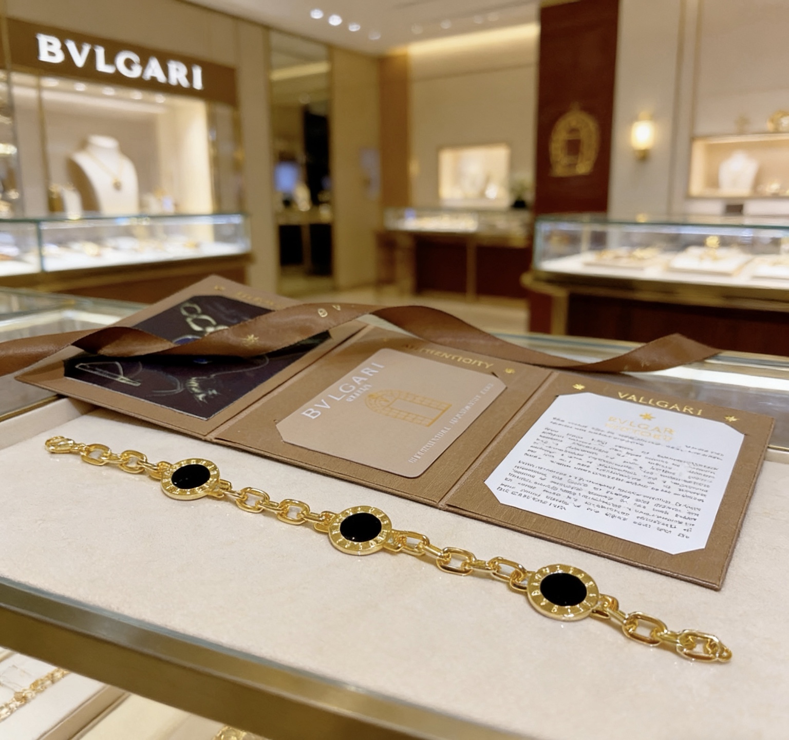 Bvlgari Bvlgari Bvlgari bracelet Yellow gold with black onyx inlays 18cm