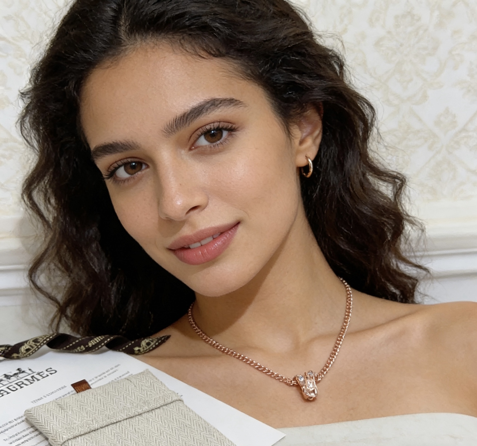 Collana Hermes H Series in metallo dorato con pietre trasparenti simili a diamanti 40 cm