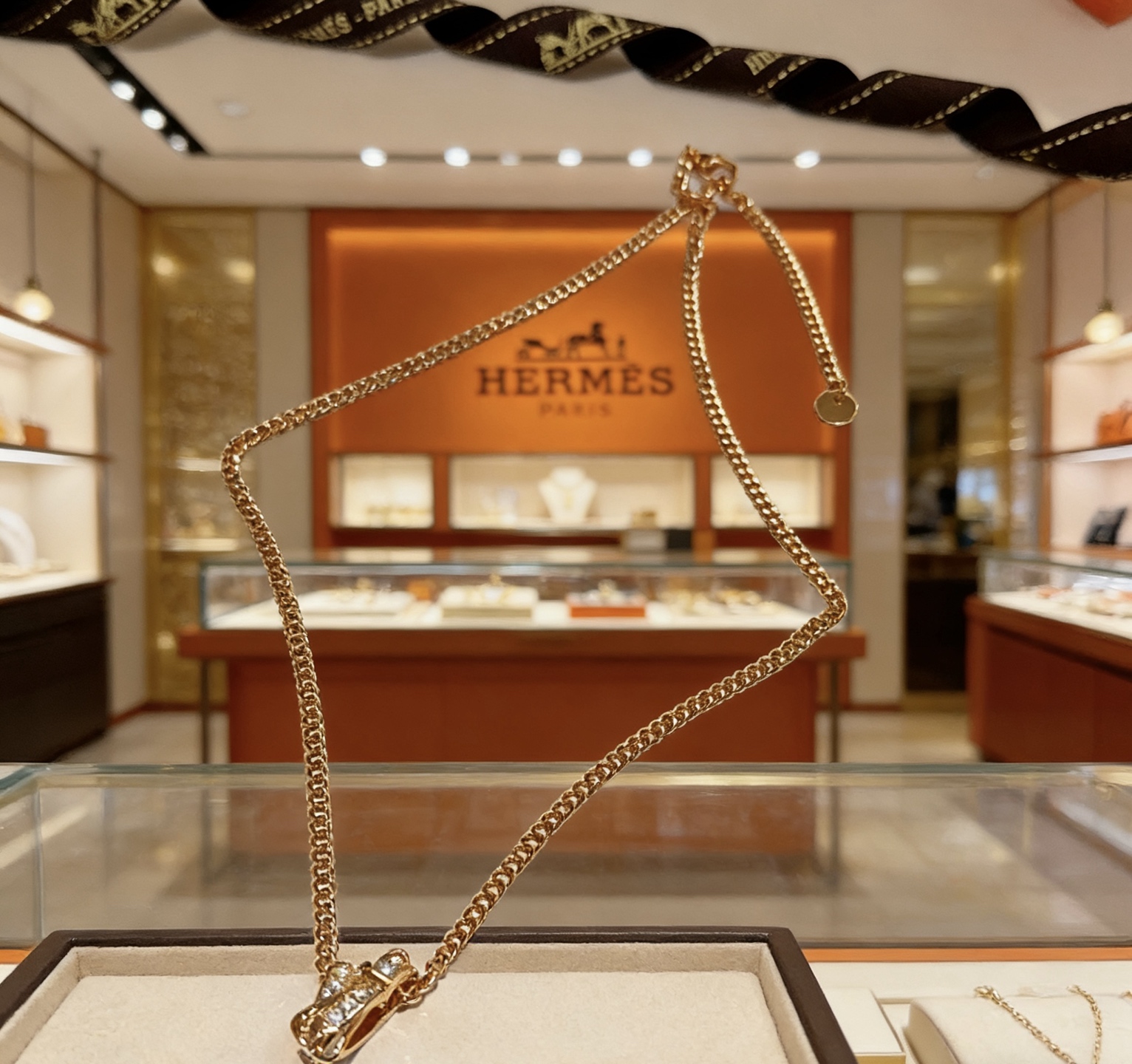 Collana Hermes H Series in metallo dorato con pietre trasparenti simili a diamanti 40 cm