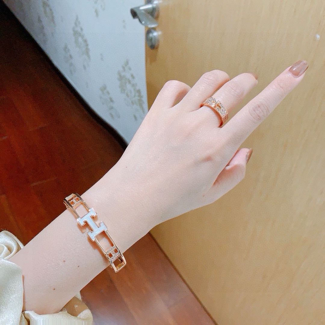 Bracciale Hermes Clic H in metallo color oro rosa con smalto bianco e accenti di diamanti trasparenti, circonferenza interna di 17 cm